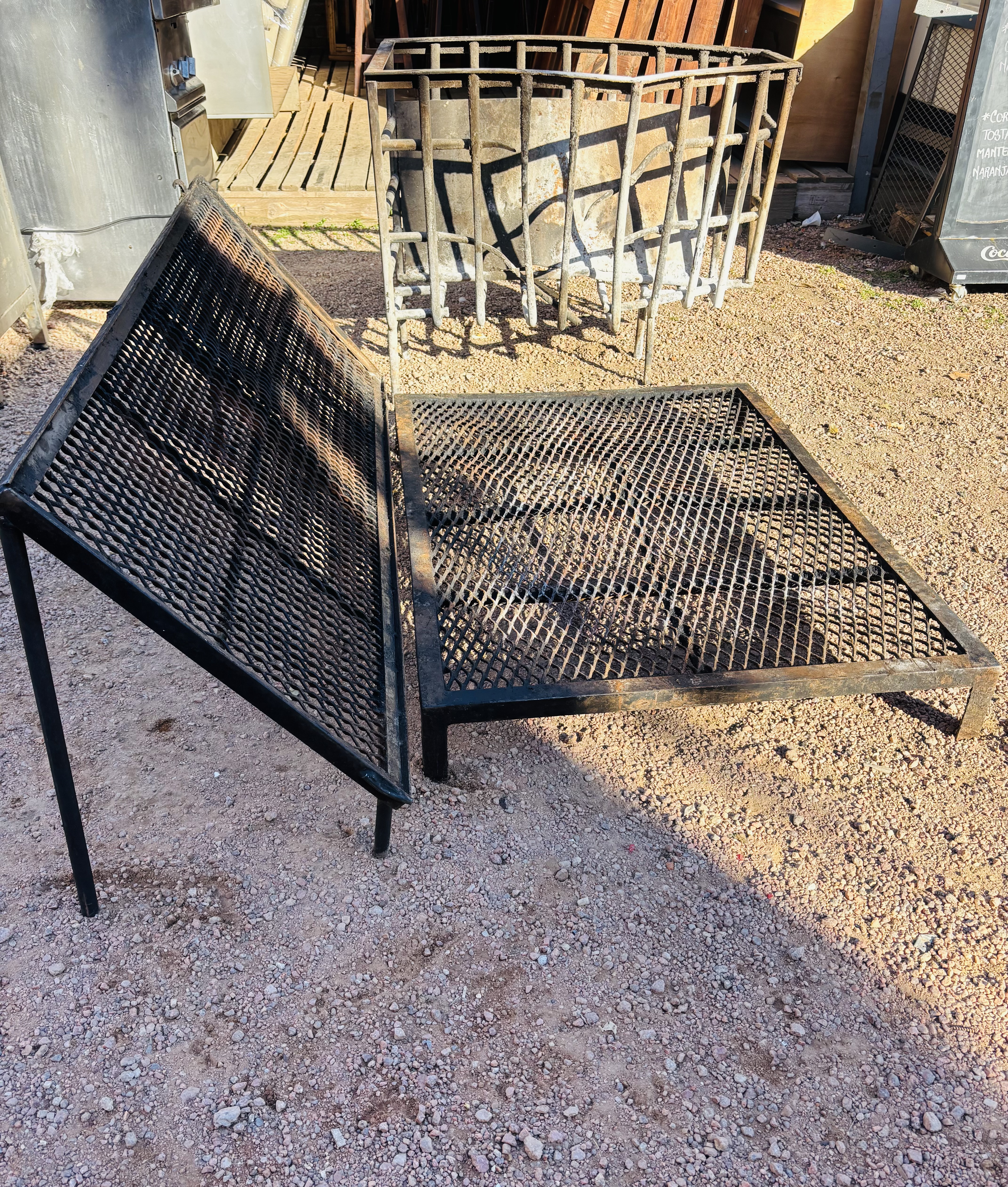 Lote #020 - Importante parrilla con quemador - 130x92x15cm, 160x61cm y quemador = 112x63x80cm