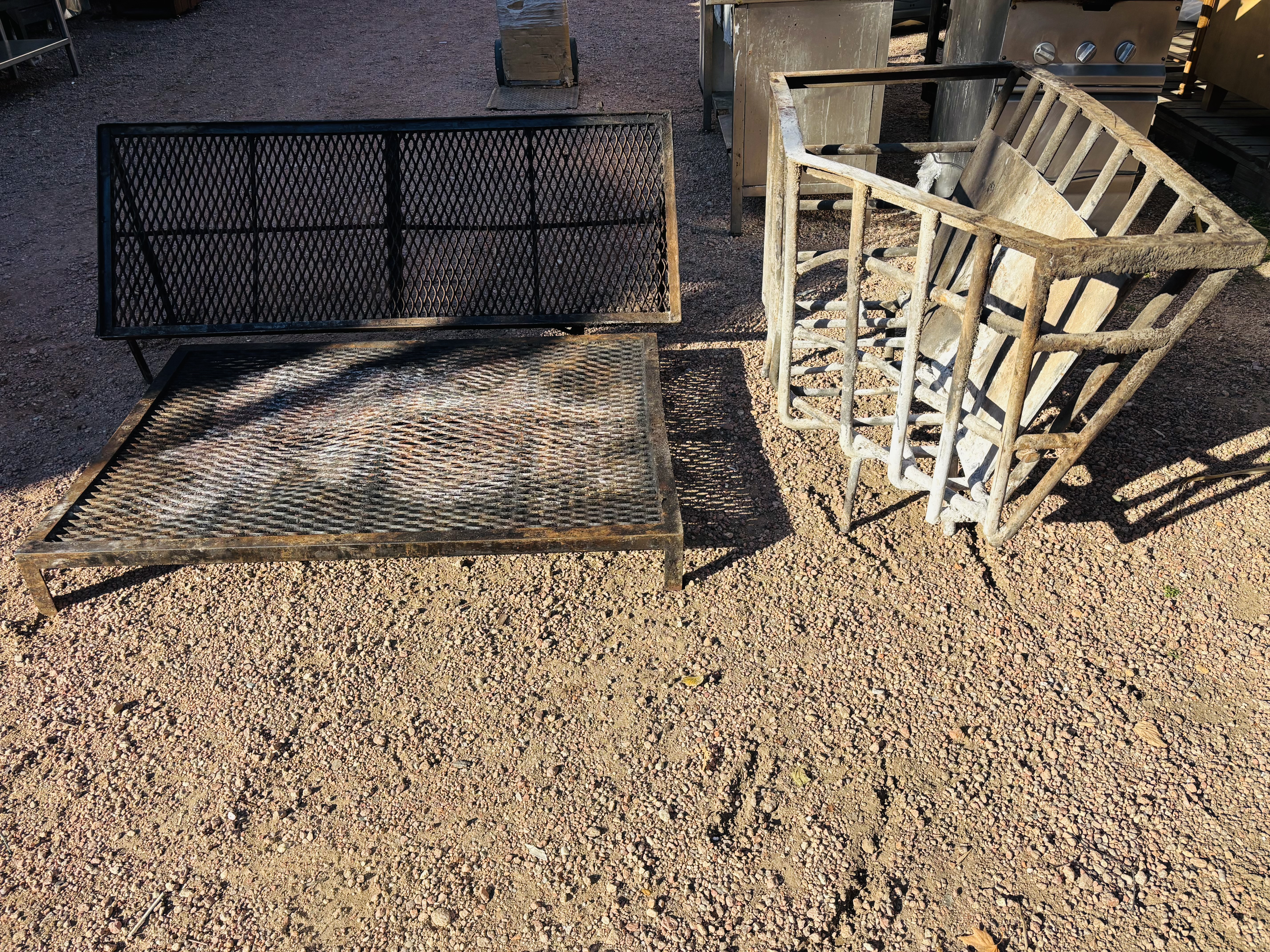 Lote #020 - Importante parrilla con quemador - 130x92x15cm, 160x61cm y quemador = 112x63x80cm - Imagen 2