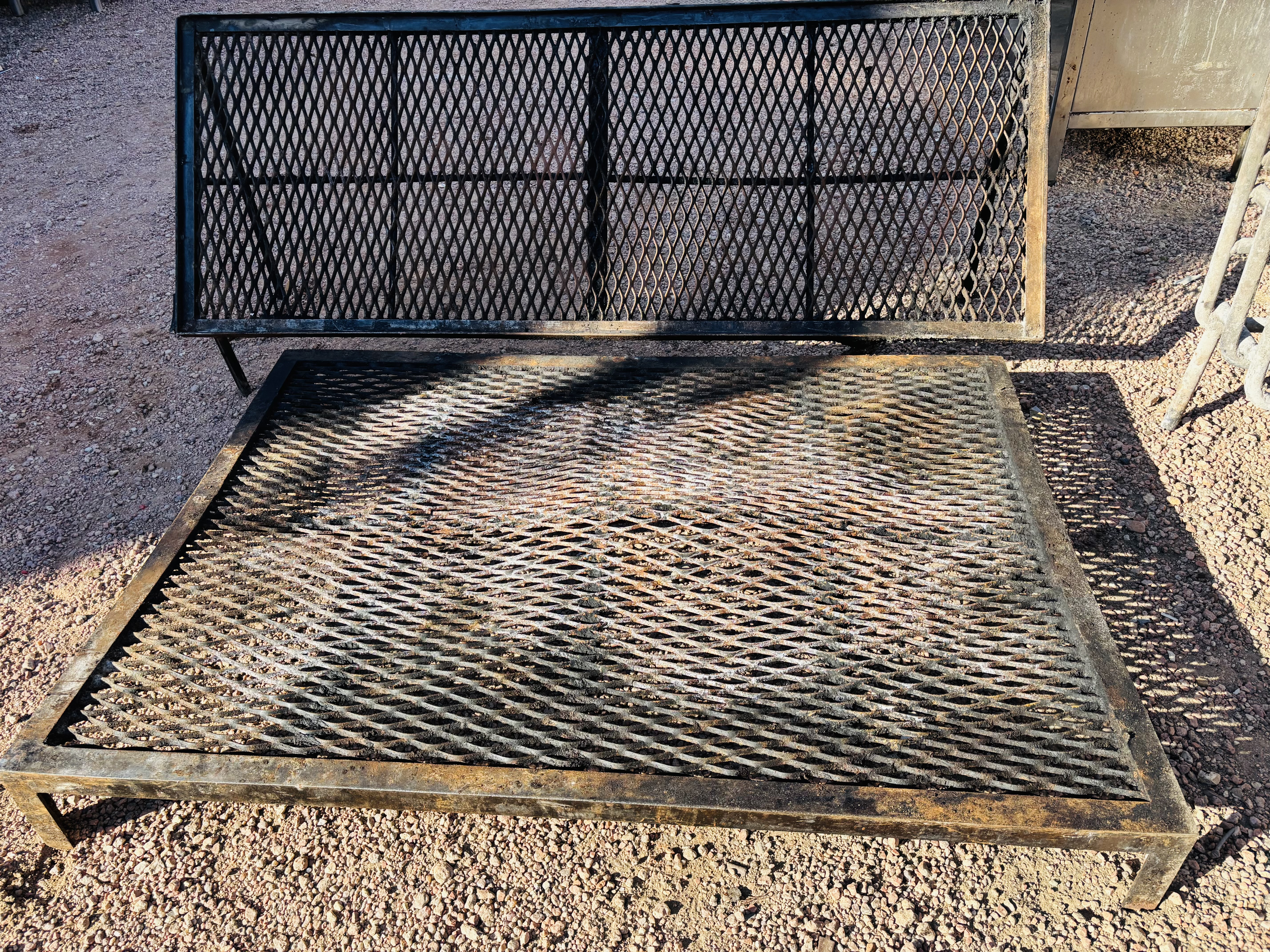 Lote #020 - Importante parrilla con quemador - 130x92x15cm, 160x61cm y quemador = 112x63x80cm - Imagen 4