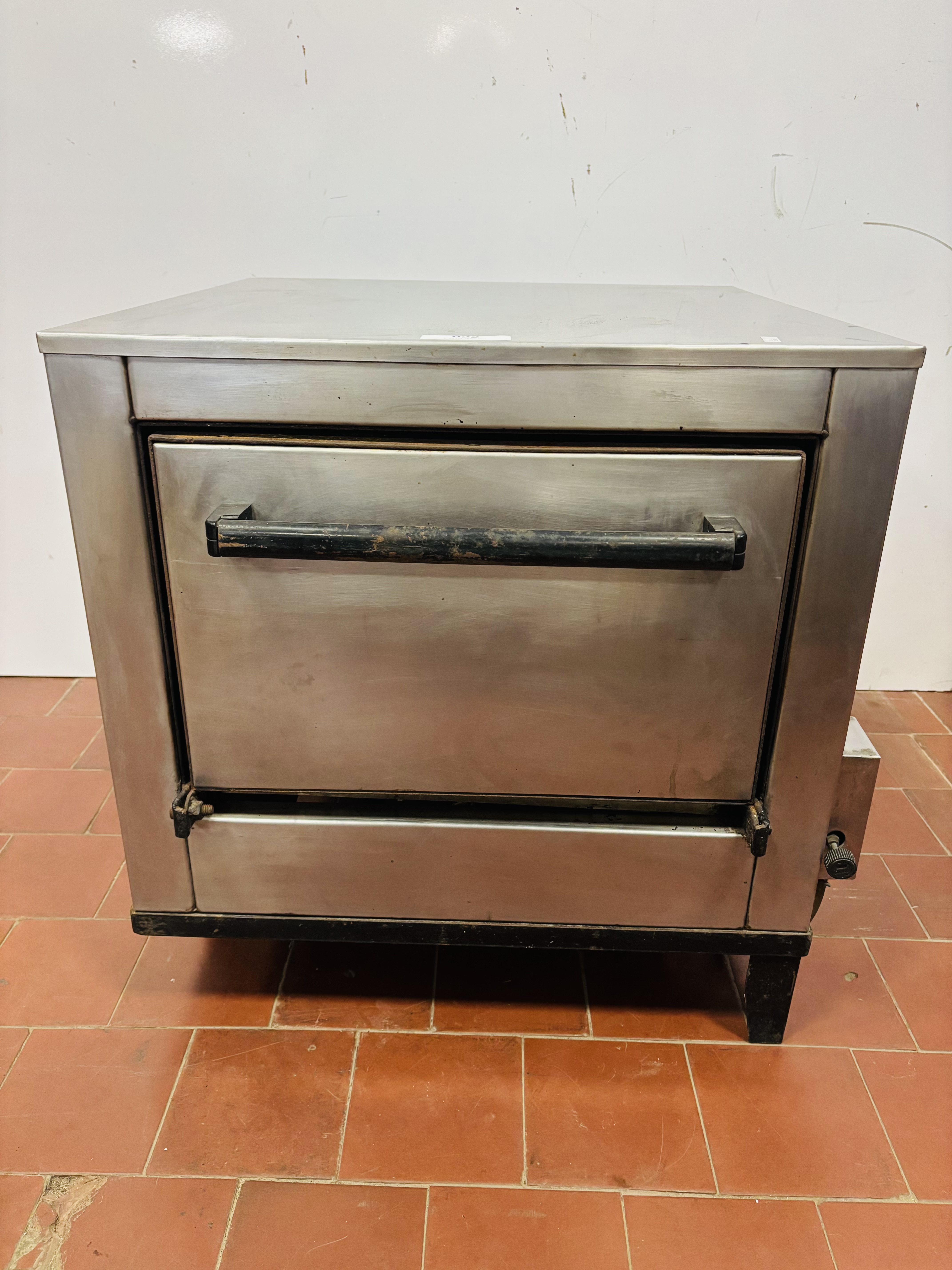 Lote #022 - Horno en Ac/Inox a gas para 2 bandejas - 61x62x64cm