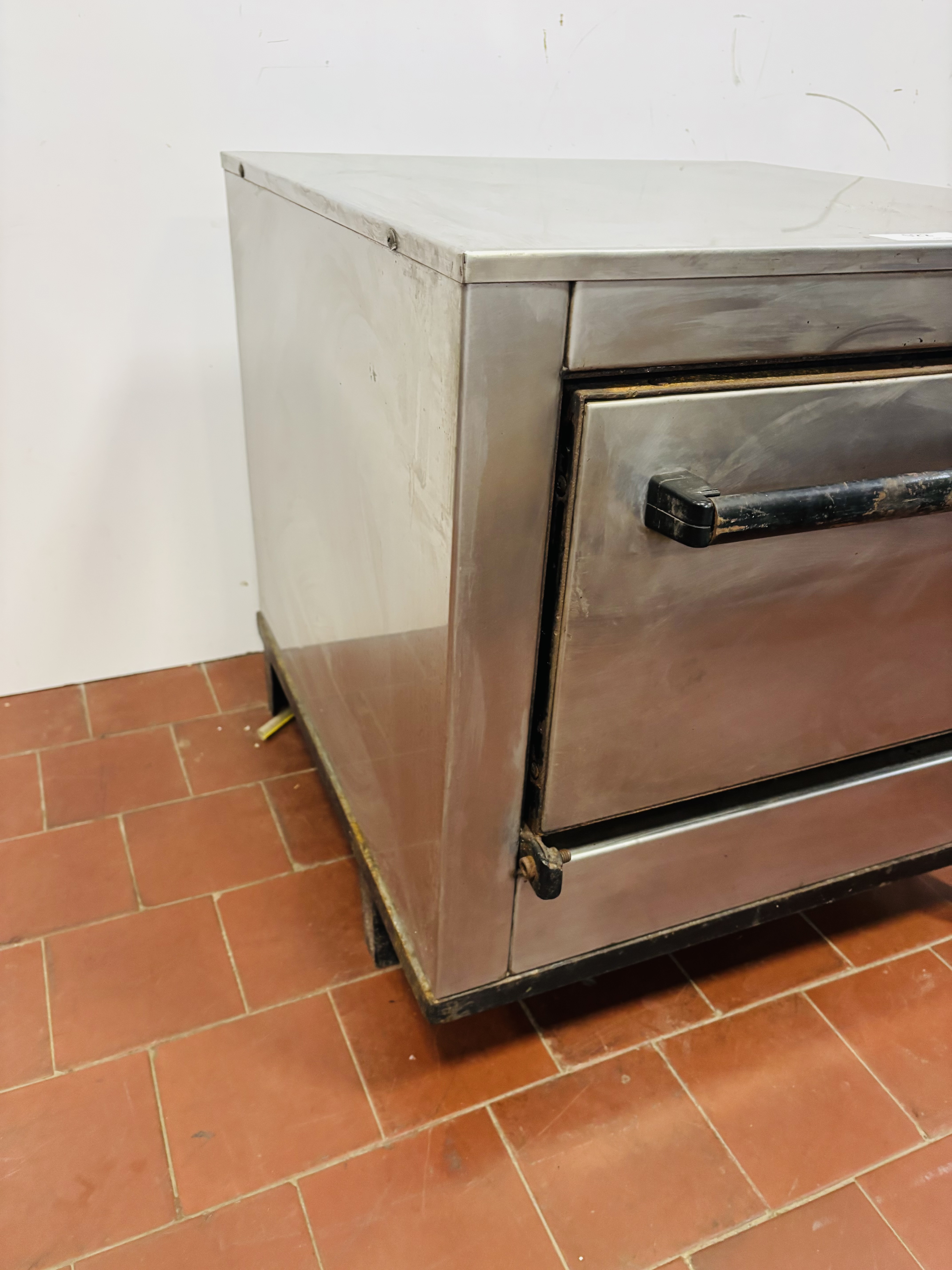 Lote #022 - Horno en Ac/Inox a gas para 2 bandejas - 61x62x64cm - Imagen 2