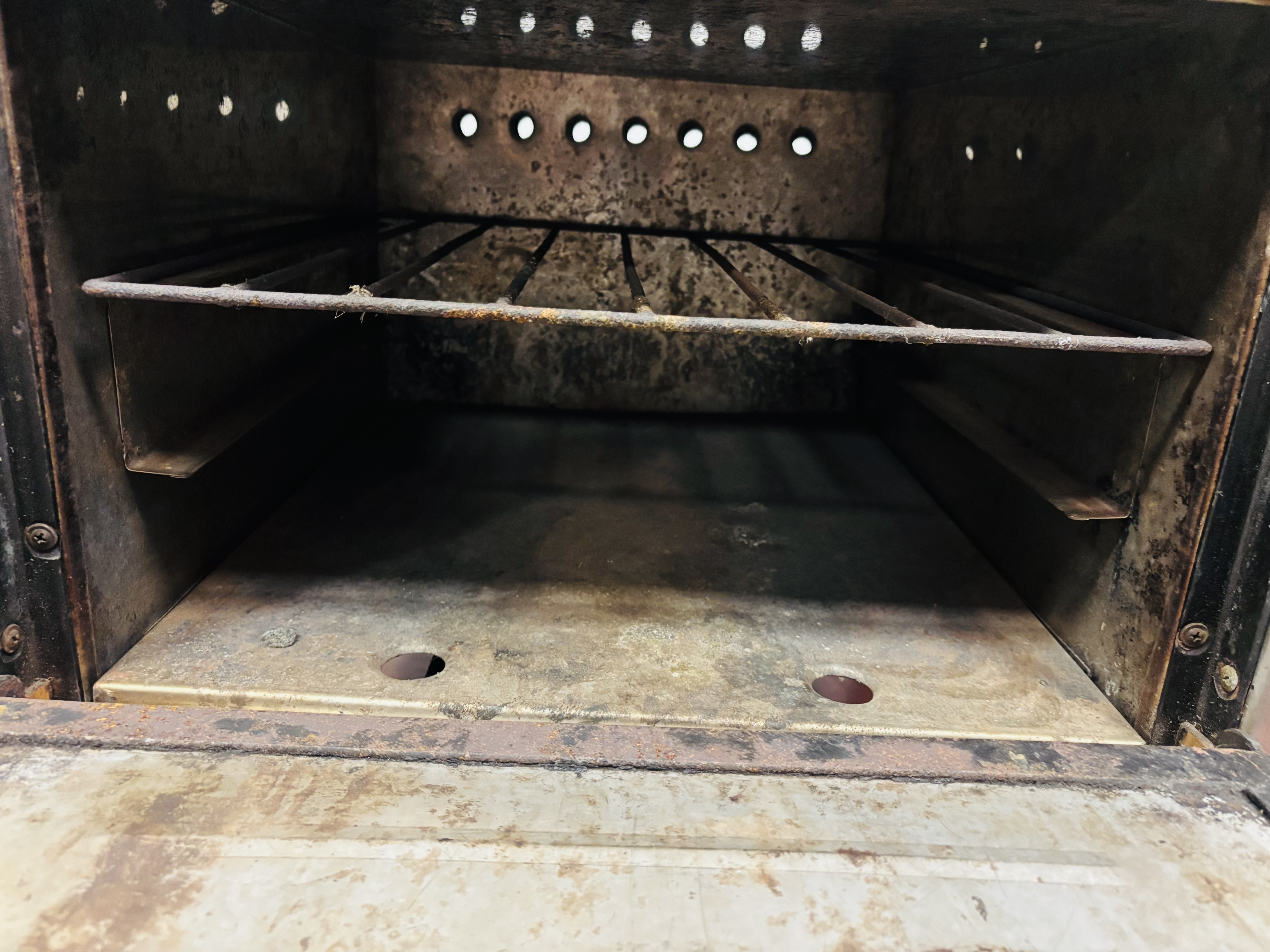 Lote #022 - Horno en Ac/Inox a gas para 2 bandejas - 61x62x64cm - Imagen 4