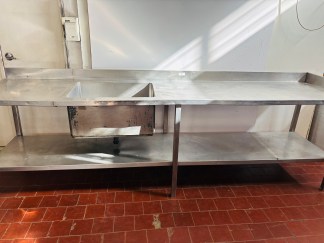 Lote #027 - Gran mesada de Ac/Inox de alto calibre con piletón y estante inferior - 303x69x98cm - piletón = 70x50x37cm