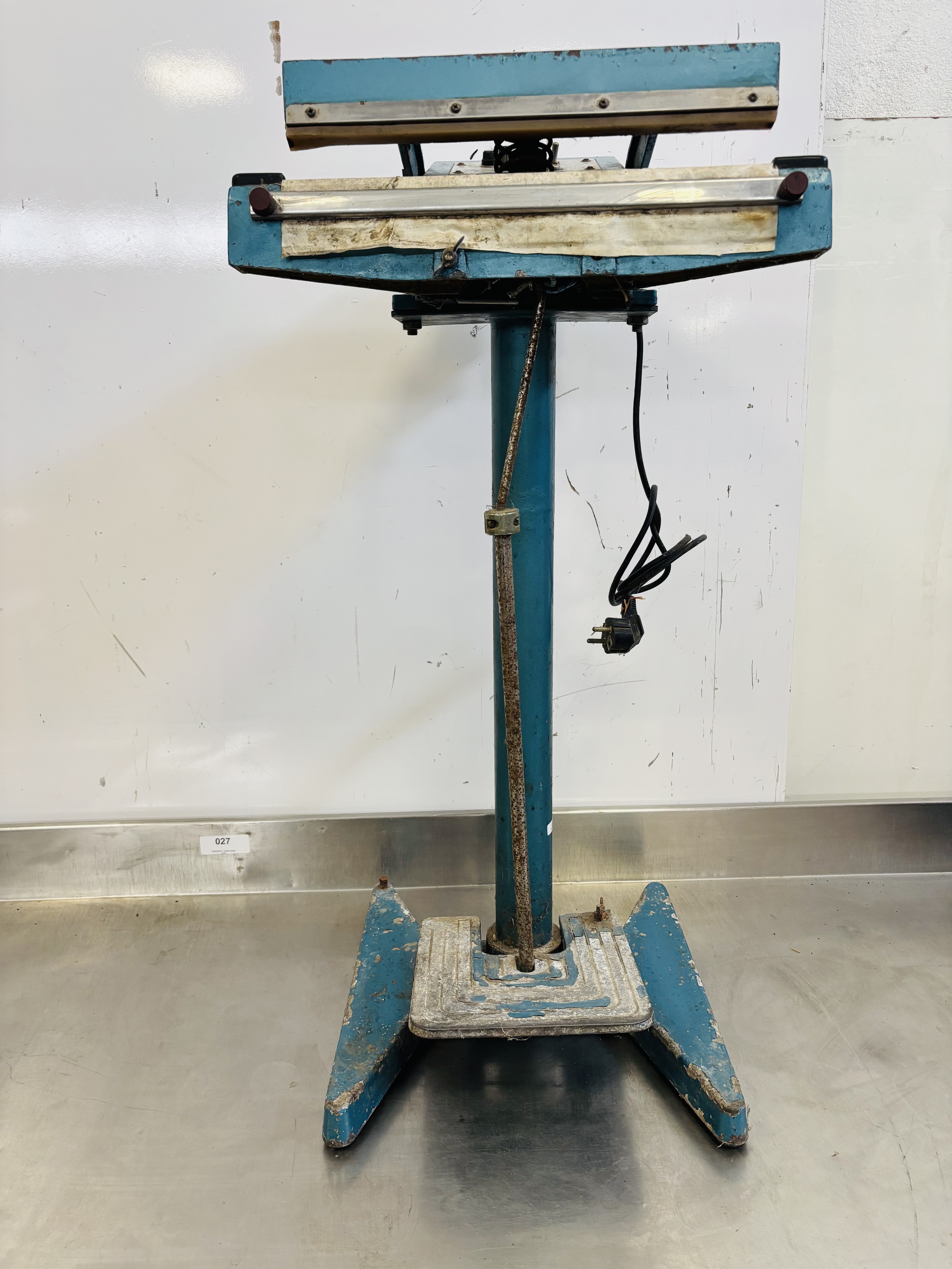 Lote #030 - Selladora de bolsas a pedal - 87cm de altura