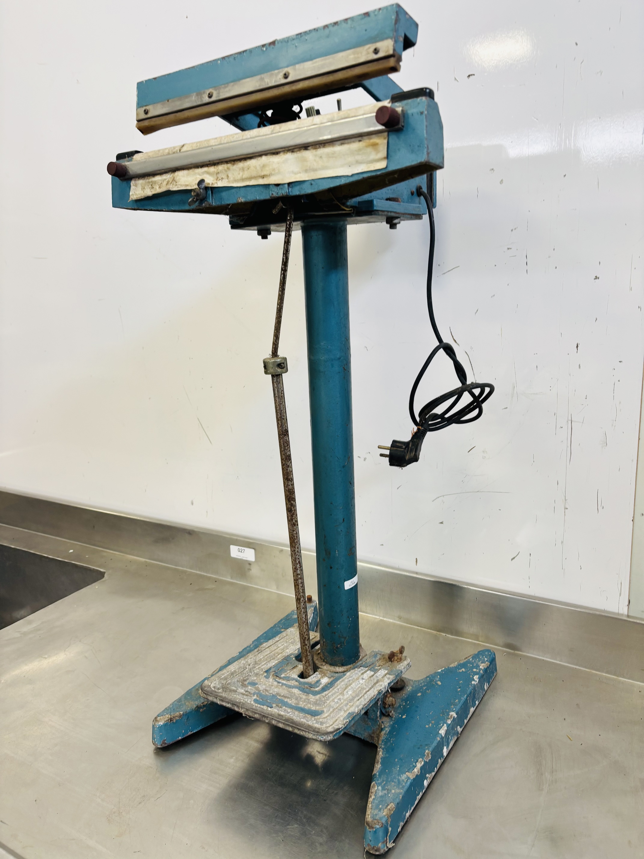 Lote #030 - Selladora de bolsas a pedal - 87cm de altura - Imagen 3
