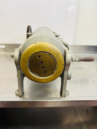 Lote #031 - Antigua churrera manual en hierro fundido y bronce -  4 churros a la vez - 75cm de largo -  6 a 12kg aprox de capacidad de masa