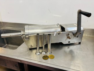 Lote #032 - Churrera/embutidora en Ac/Inox con 3 accesorios - 78cm de largo - 5 a 8kg de capacidad de masa