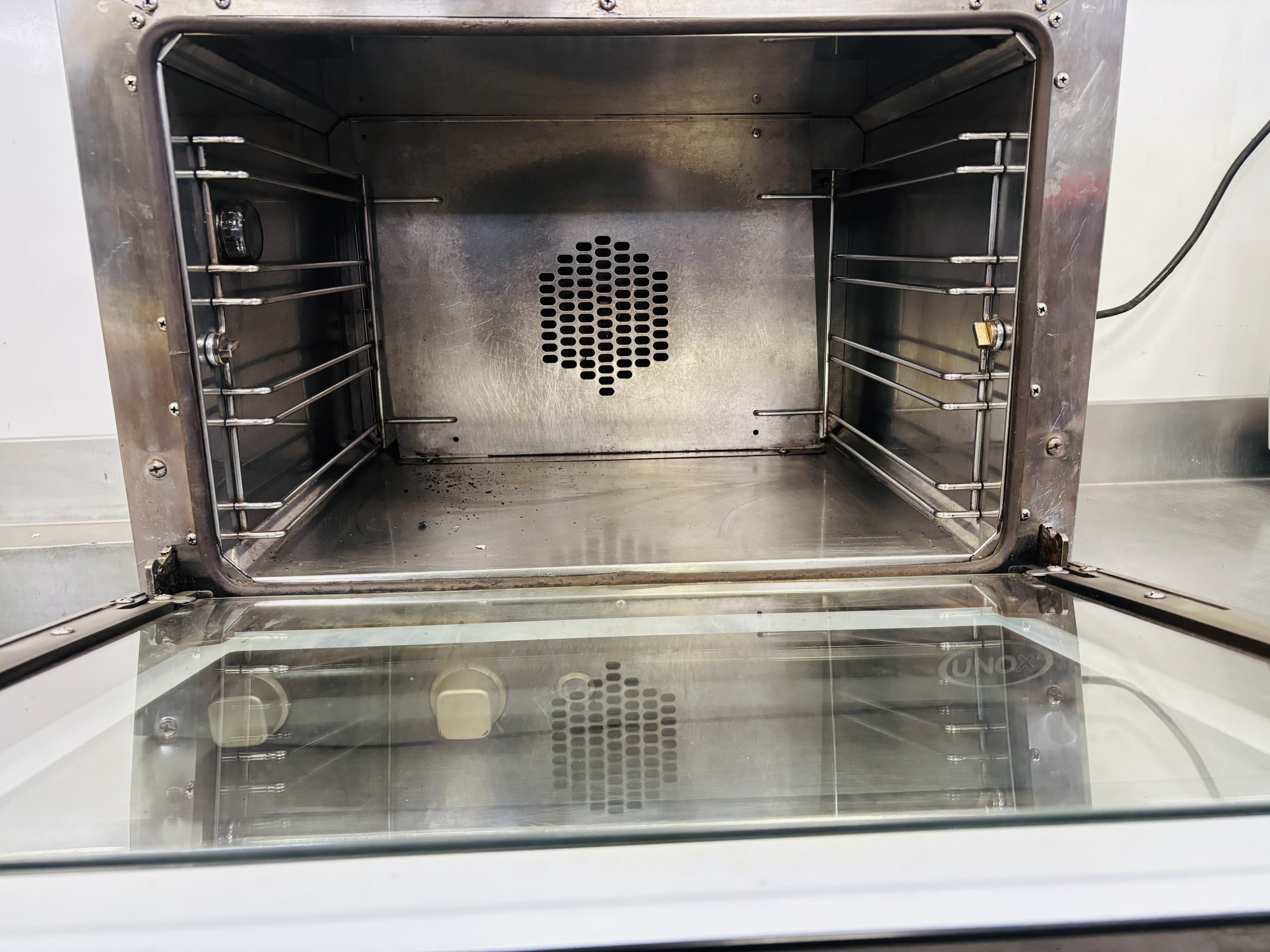 Lote #054 - Horno de uso comercial ¨UNO X¨monofásico para 4 bandejas - 60x54x45cm - Imagen 5