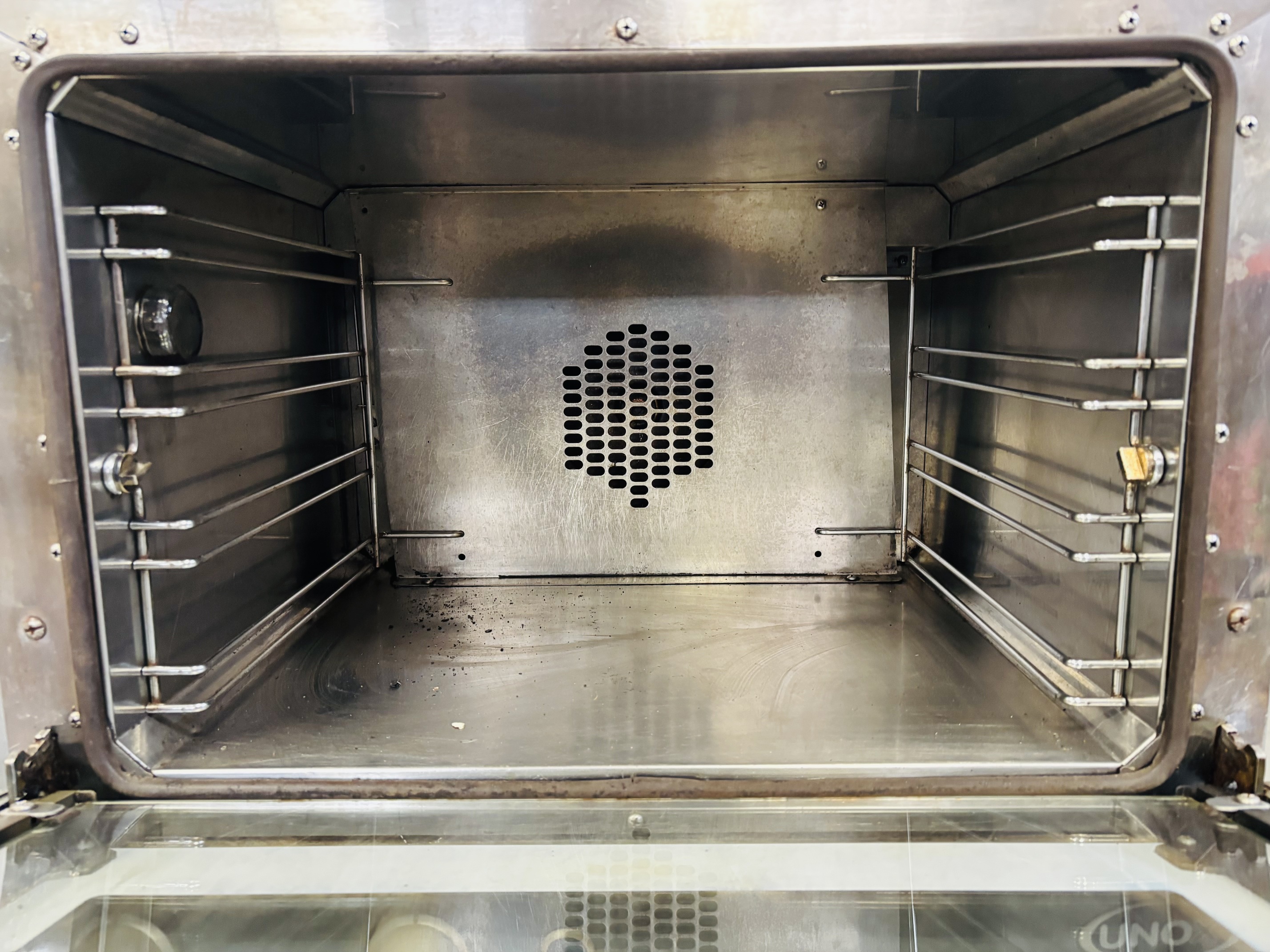 Lote #054 - Horno de uso comercial ¨UNO X¨monofásico para 4 bandejas - 60x54x45cm - Imagen 6