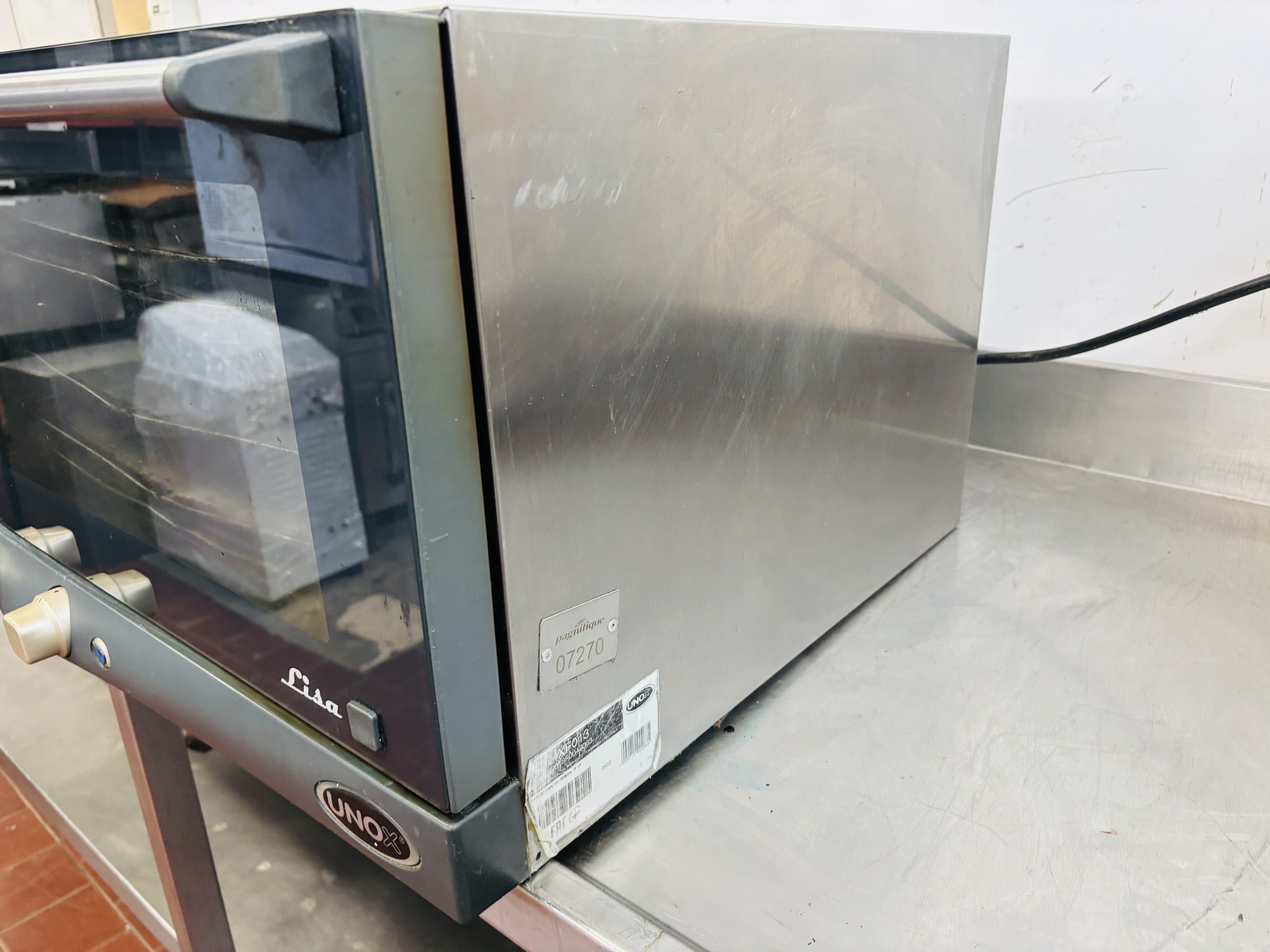 Lote #055 - Horno de uso comercial ¨UNO X¨monofásico para 3 bandejas (incluye 5 bandejas) - 60x54x38cm - Imagen 2