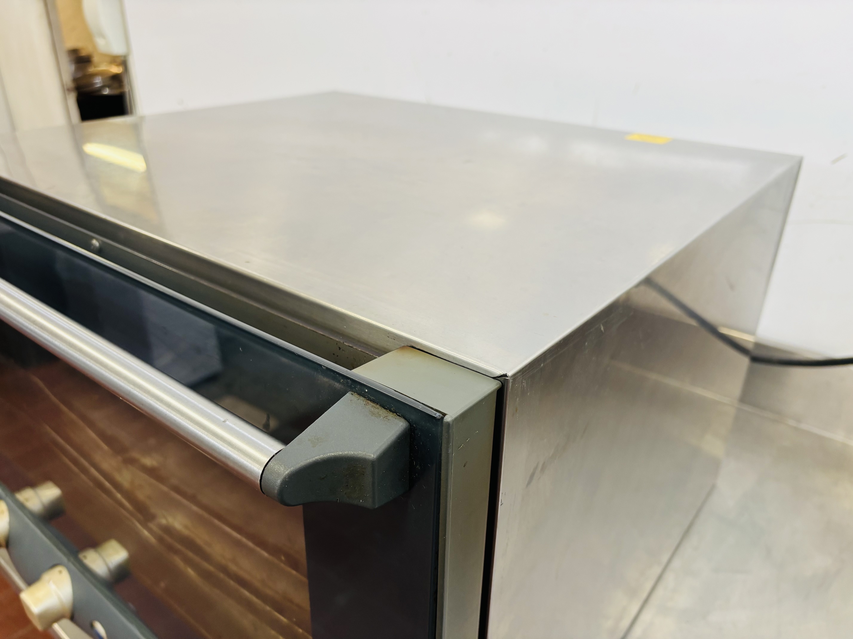 Lote #055 - Horno de uso comercial ¨UNO X¨monofásico para 3 bandejas (incluye 5 bandejas) - 60x54x38cm - Imagen 3