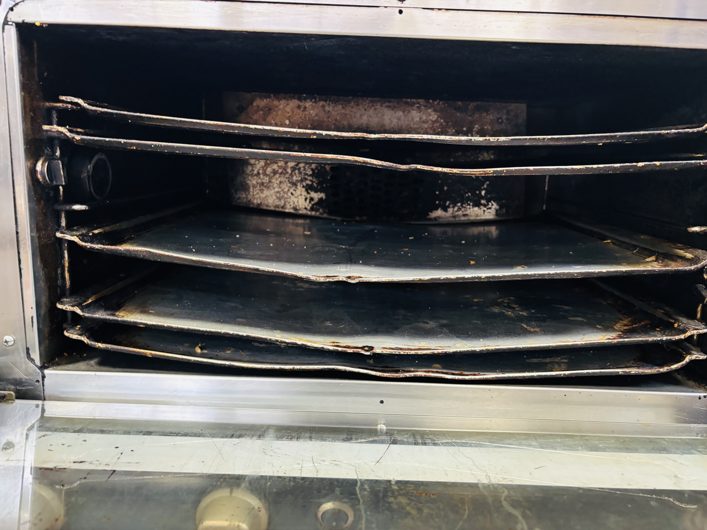 Lote #055 - Horno de uso comercial ¨UNO X¨monofásico para 3 bandejas (incluye 5 bandejas) - 60x54x38cm - Imagen 6