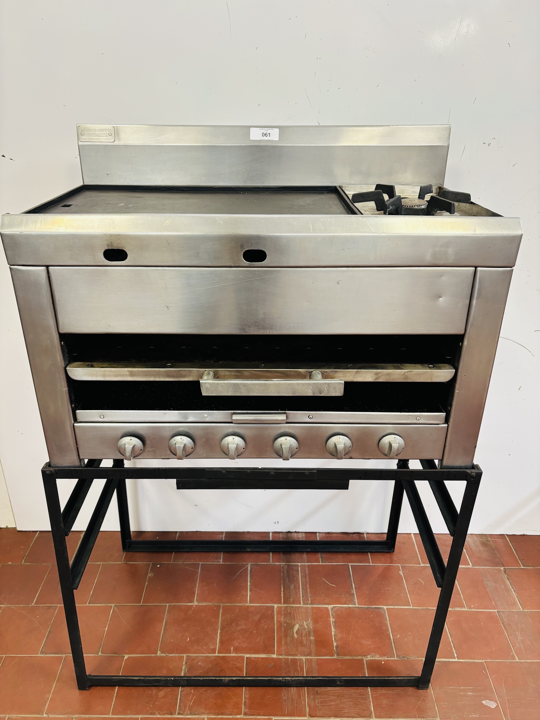 Lote #061 - Chivitero de uso comercial con plancha, gratinador y hornalla ¨Mendez y Reyes¨ restaurado a nuevo, con soporte de hierro - 84x45x50cm, + 13cm de zócalo + 65cm de base