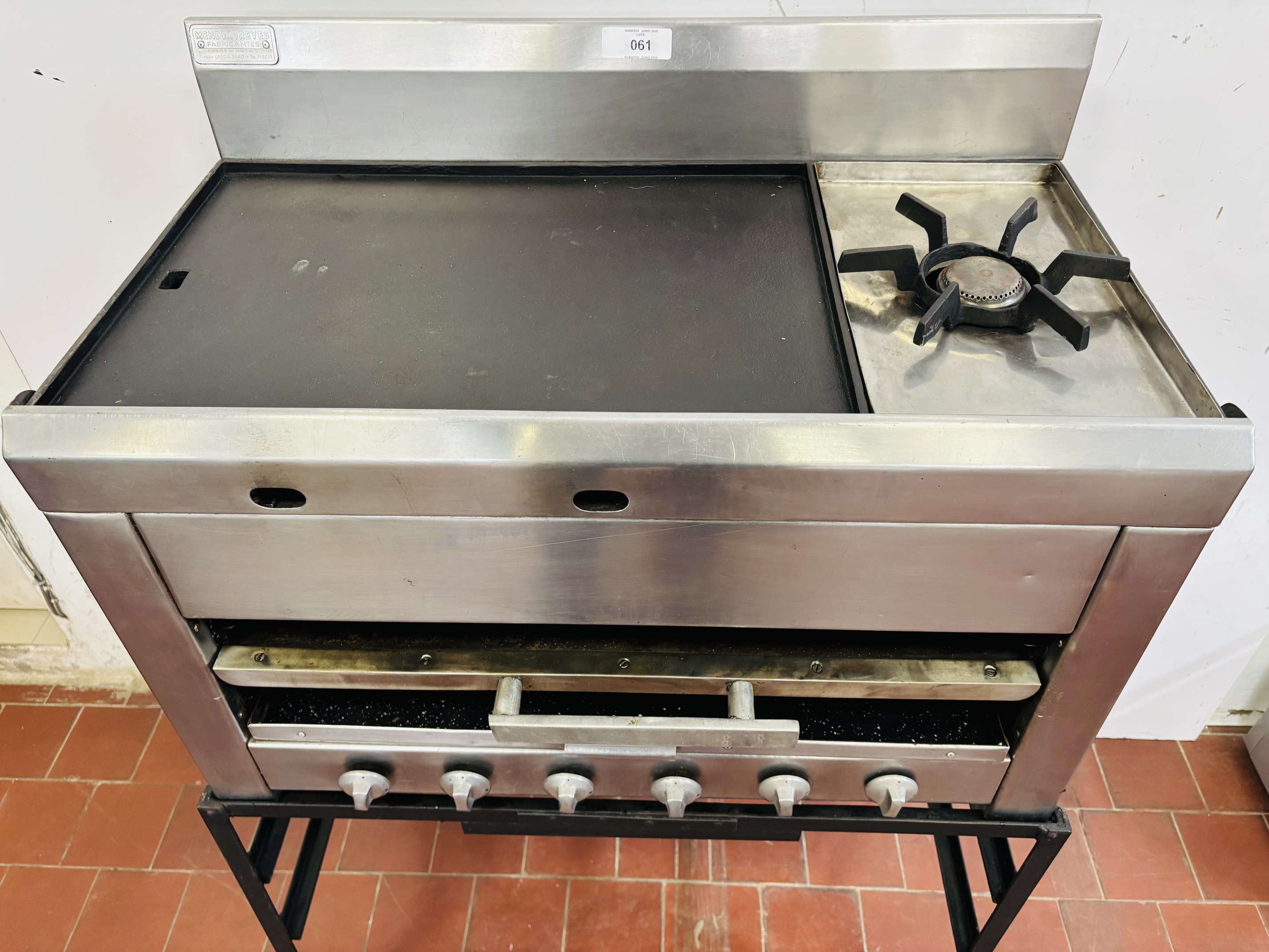 Lote #061 - Chivitero de uso comercial con plancha, gratinador y hornalla ¨Mendez y Reyes¨ restaurado a nuevo, con soporte de hierro - 84x45x50cm, + 13cm de zócalo + 65cm de base - Imagen 2