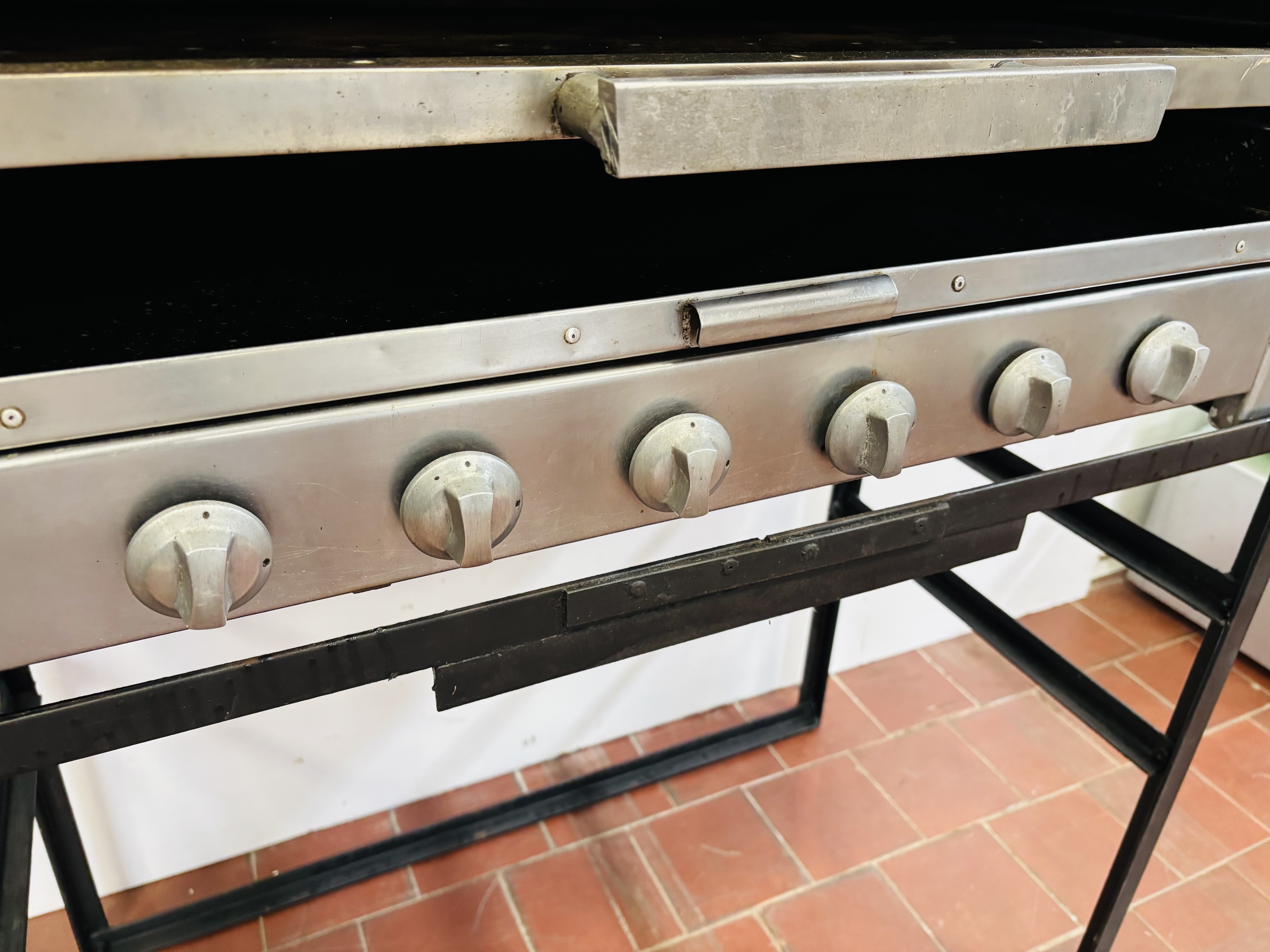 Lote #061 - Chivitero de uso comercial con plancha, gratinador y hornalla ¨Mendez y Reyes¨ restaurado a nuevo, con soporte de hierro - 84x45x50cm, + 13cm de zócalo + 65cm de base - Imagen 3