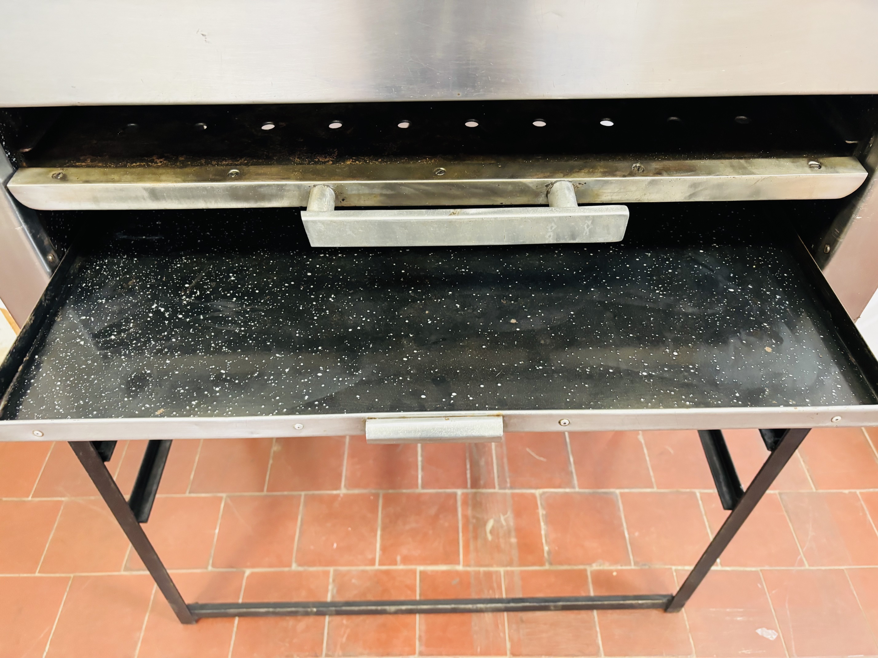 Lote #061 - Chivitero de uso comercial con plancha, gratinador y hornalla ¨Mendez y Reyes¨ restaurado a nuevo, con soporte de hierro - 84x45x50cm, + 13cm de zócalo + 65cm de base - Imagen 4