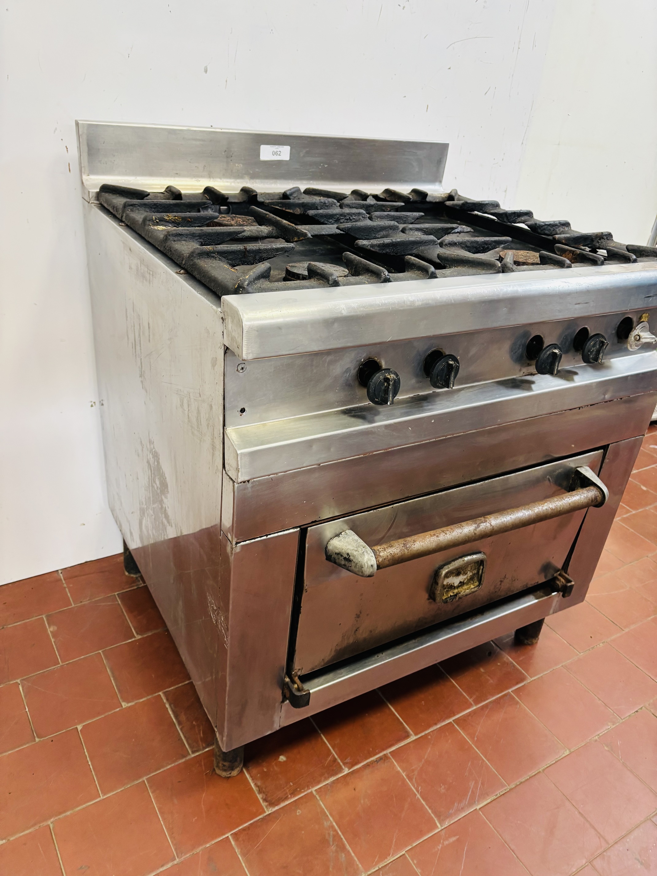 Lote #062 - Cocina industrial a gas en Ac/Inox con 4 fuegos y horno - 80x70x84cm (le falta una tapa de hornalla, sin probar) - Imagen 2