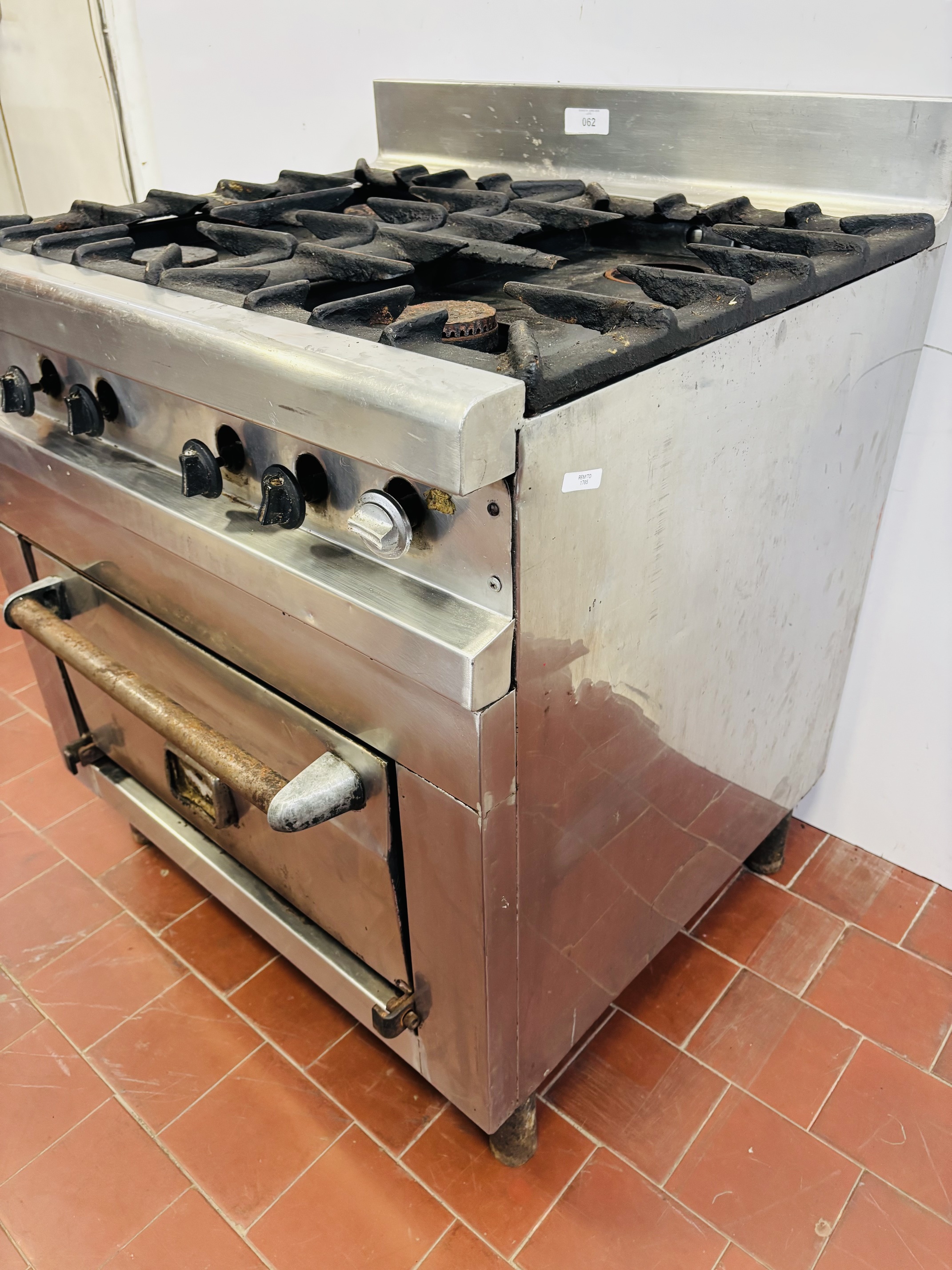 Lote #062 - Cocina industrial a gas en Ac/Inox con 4 fuegos y horno - 80x70x84cm (le falta una tapa de hornalla, sin probar) - Imagen 3