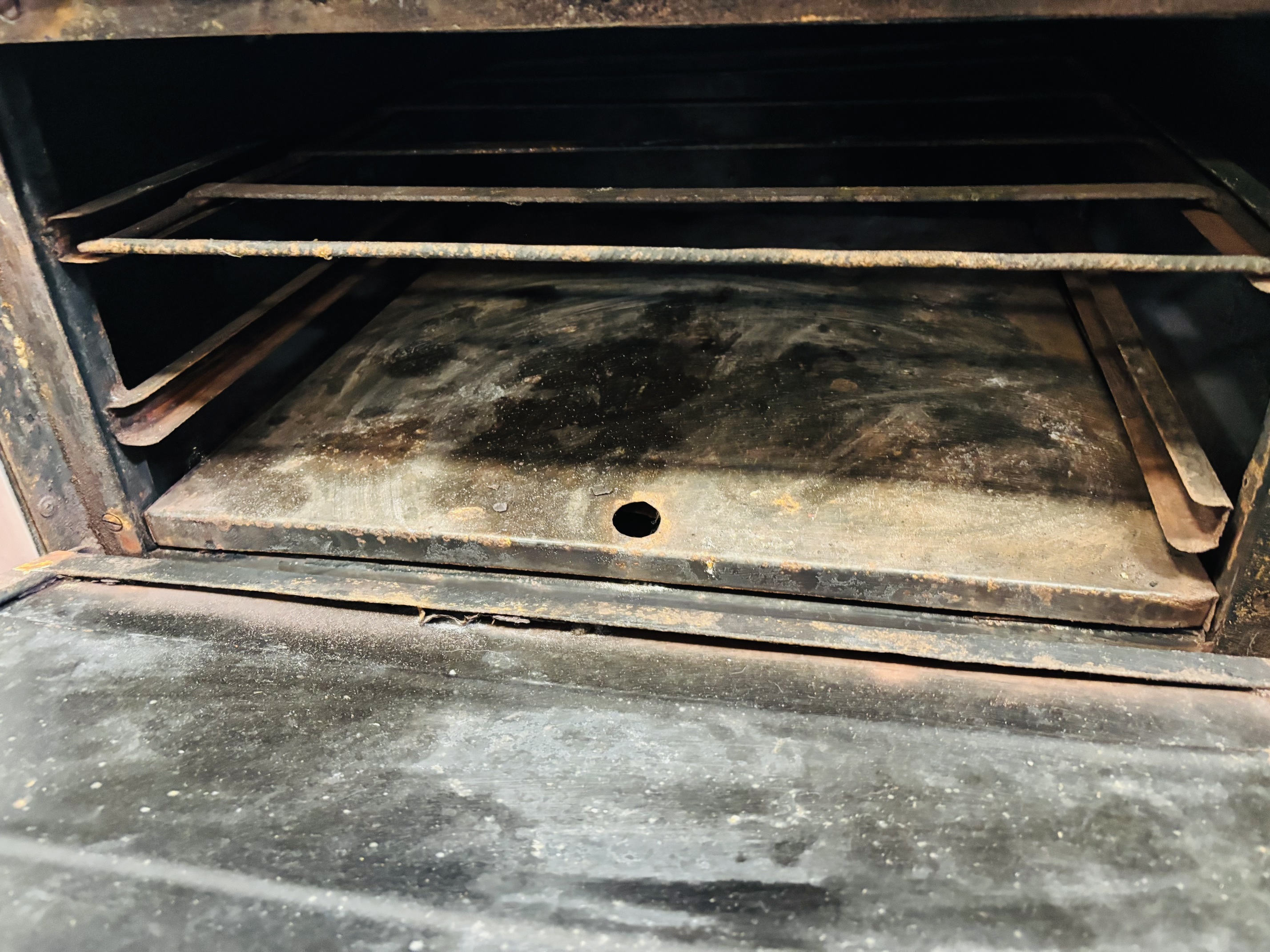 Lote #062 - Cocina industrial a gas en Ac/Inox con 4 fuegos y horno - 80x70x84cm (le falta una tapa de hornalla, sin probar) - Imagen 4
