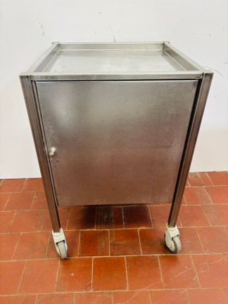 Lote #063 - Mueble de servicio rodante con 1 puerta y estante inferior en Ac/inox de alto calibre - 56x56x84cm
