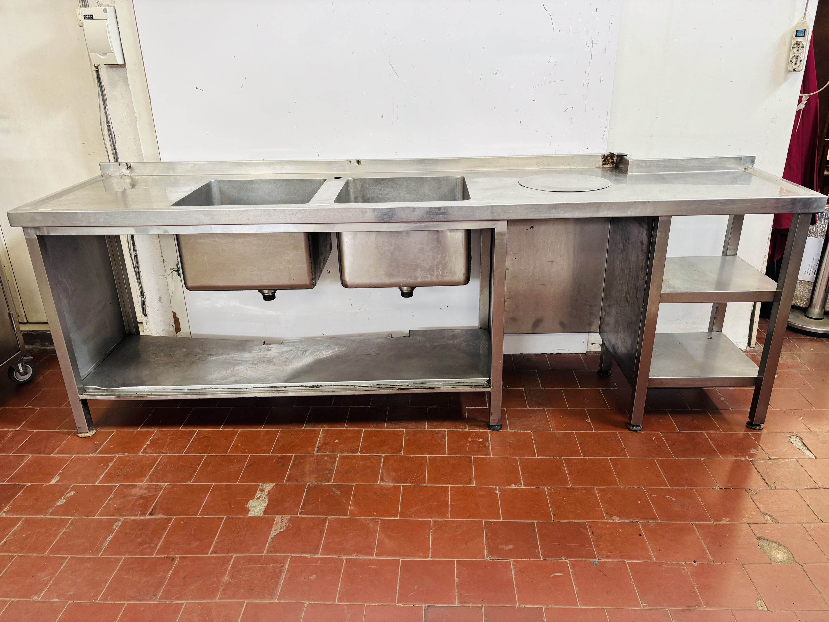 Lote #064 - Mesada de Ac/inox de alto calibre con doble bacha y 3 estantes inferiores - 255x65x85cm