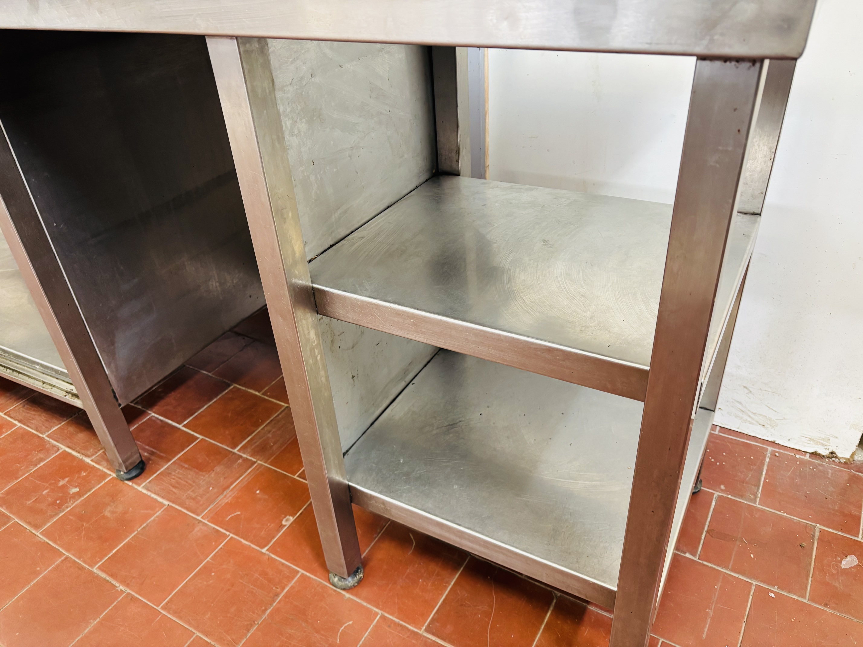 Lote #064 - Mesada de Ac/inox de alto calibre con doble bacha y 3 estantes inferiores - 255x65x85cm - Imagen 3