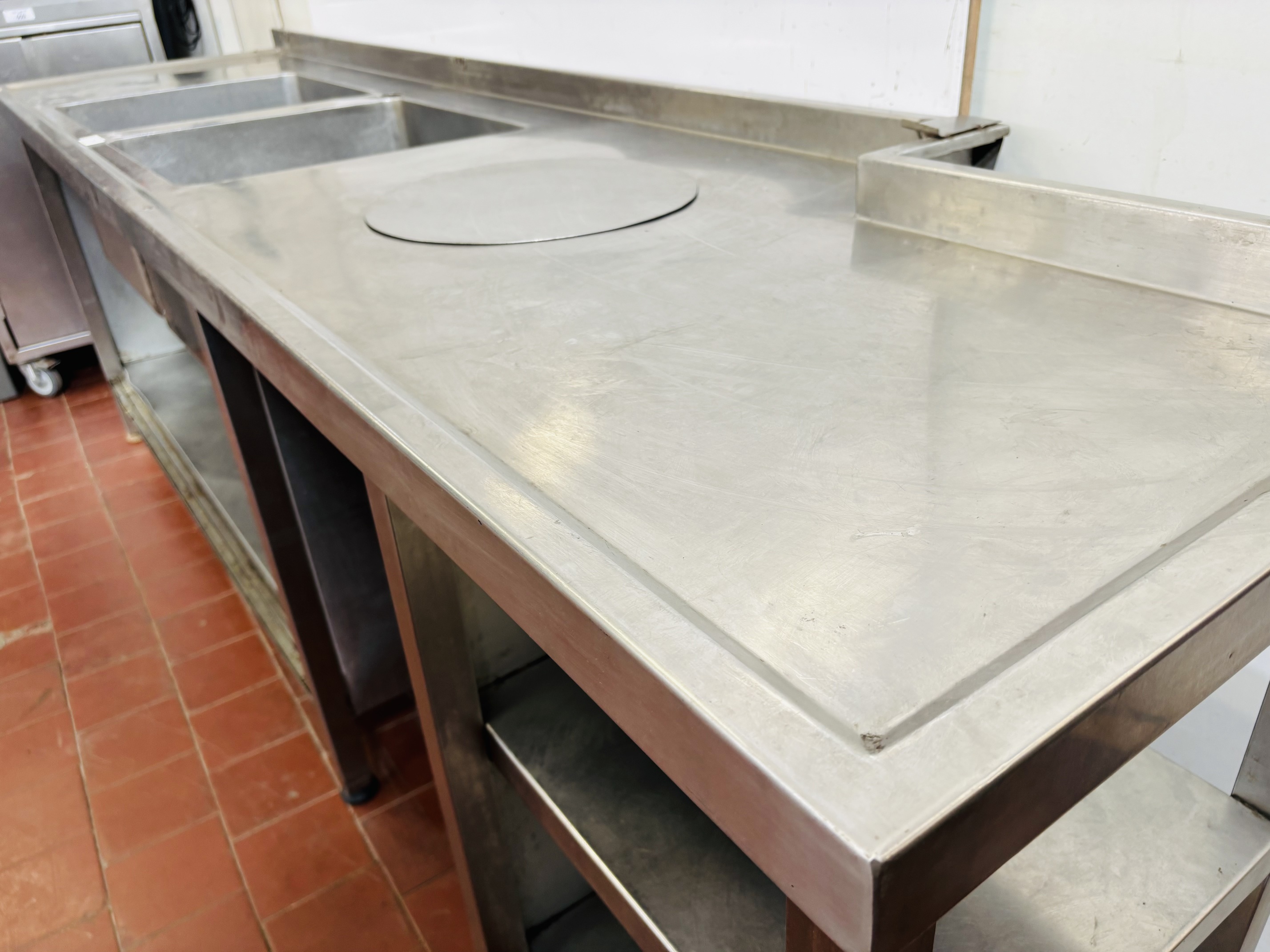 Lote #064 - Mesada de Ac/inox de alto calibre con doble bacha y 3 estantes inferiores - 255x65x85cm - Imagen 4