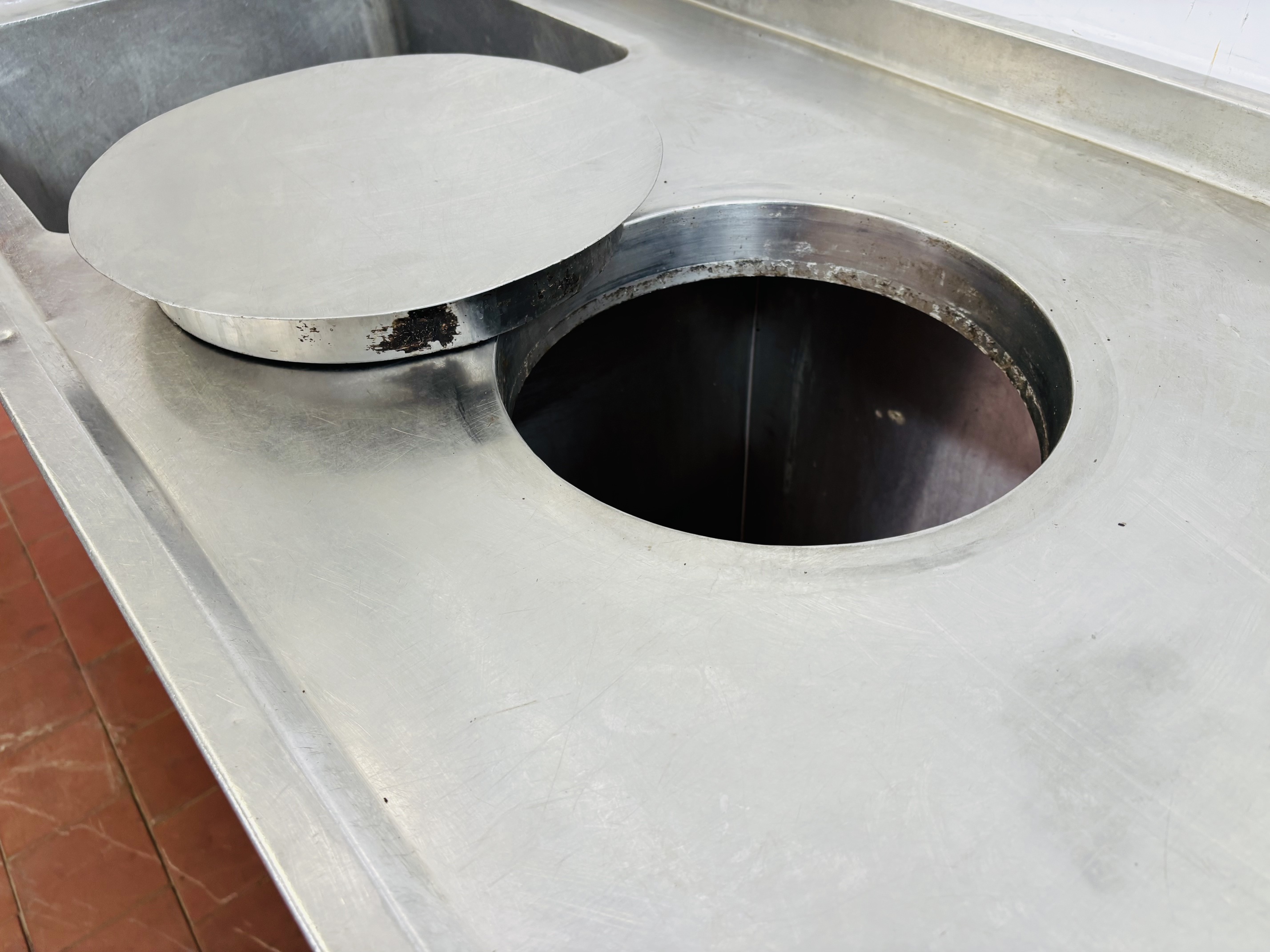 Lote #064 - Mesada de Ac/inox de alto calibre con doble bacha y 3 estantes inferiores - 255x65x85cm - Imagen 5