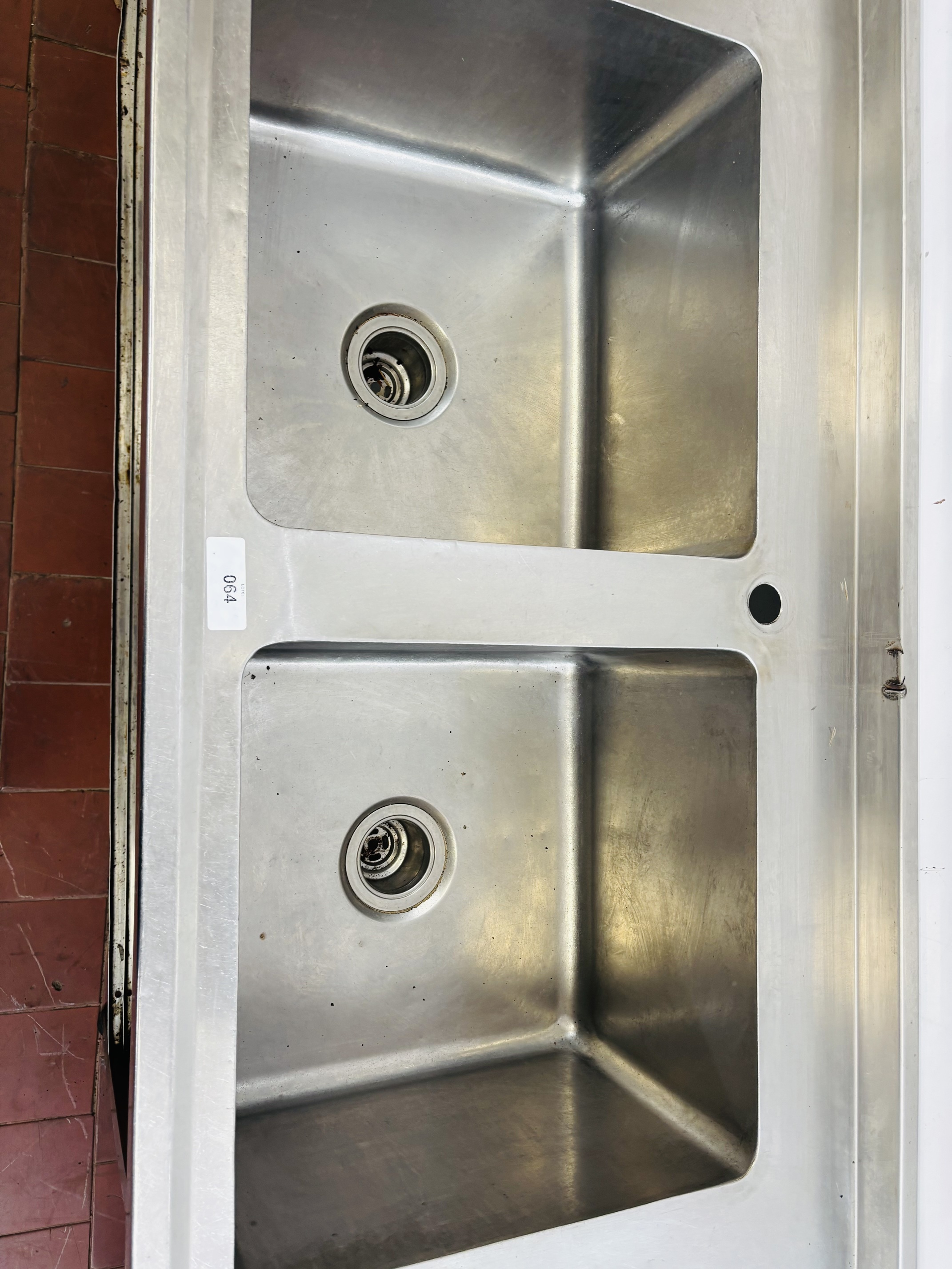 Lote #064 - Mesada de Ac/inox de alto calibre con doble bacha y 3 estantes inferiores - 255x65x85cm - Imagen 6