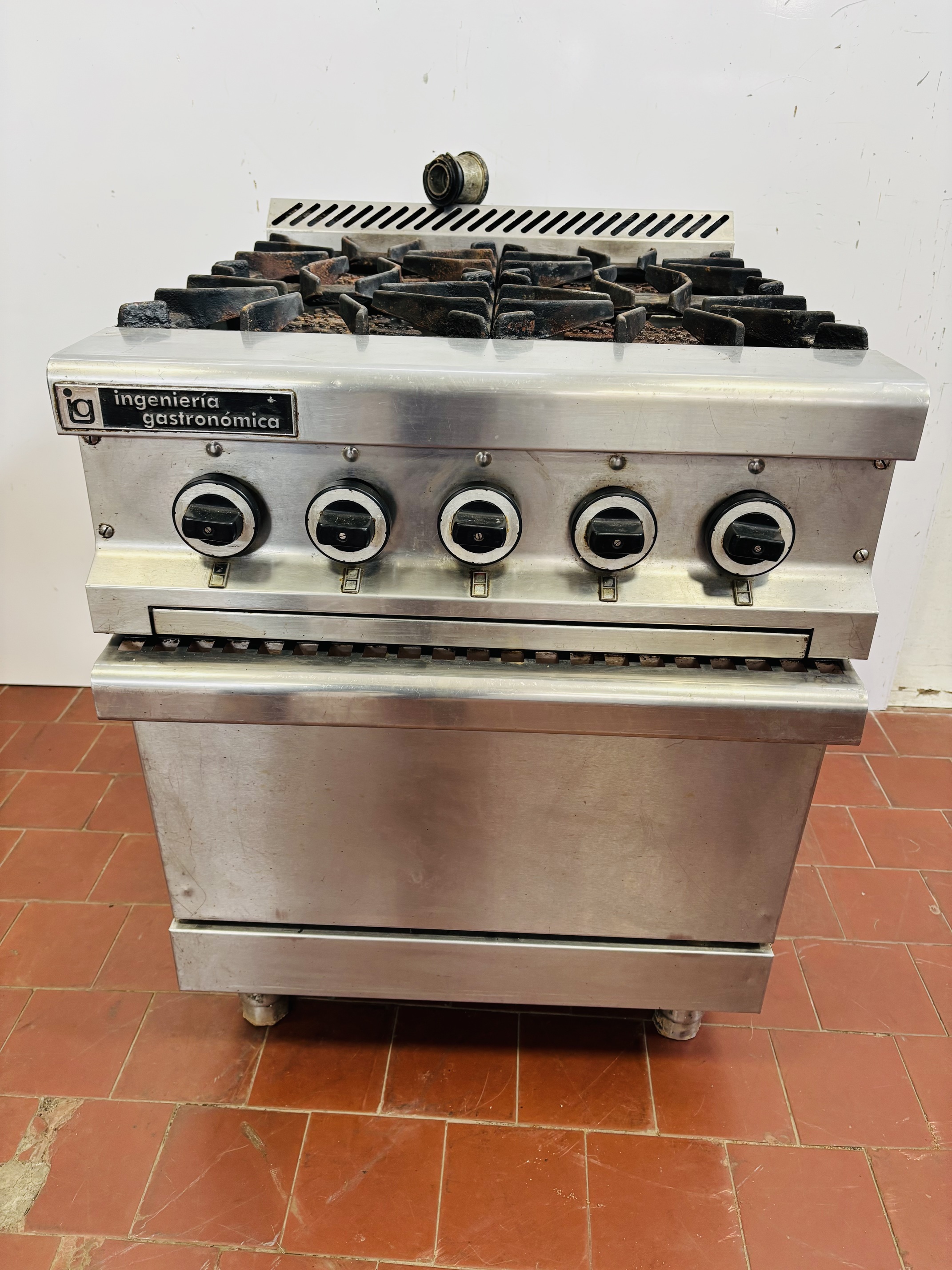Lote #065 - Cocina industrial a gas, en Ac/Inox con 4 fuegos y horno ¨Ingeniería Gastronómica¨ - 66x80x83cm