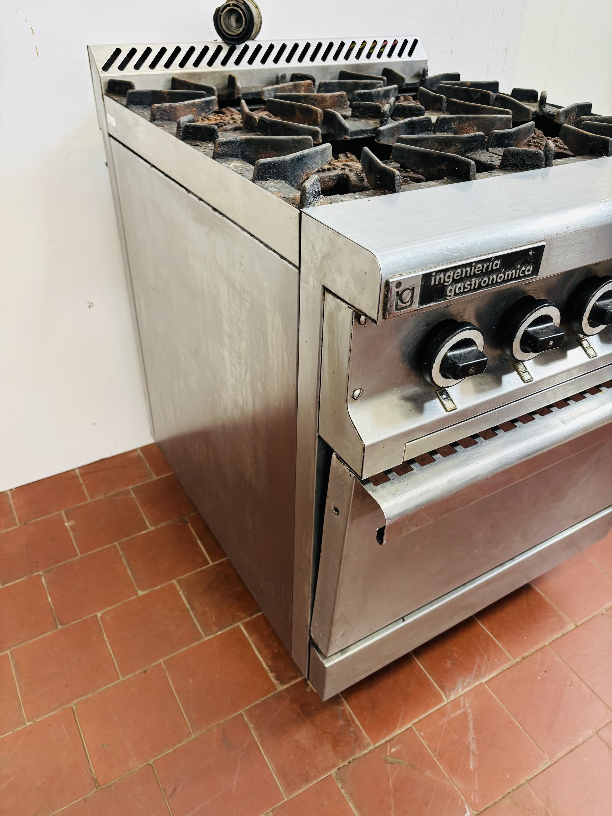 Lote #065 - Cocina industrial a gas, en Ac/Inox con 4 fuegos y horno ¨Ingeniería Gastronómica¨ - 66x80x83cm - Imagen 2
