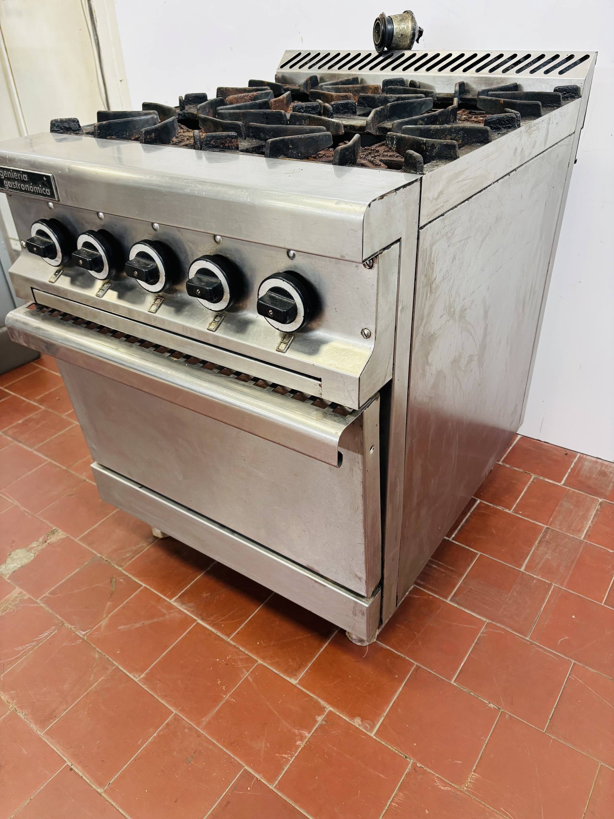 Lote #065 - Cocina industrial a gas, en Ac/Inox con 4 fuegos y horno ¨Ingeniería Gastronómica¨ - 66x80x83cm - Imagen 3