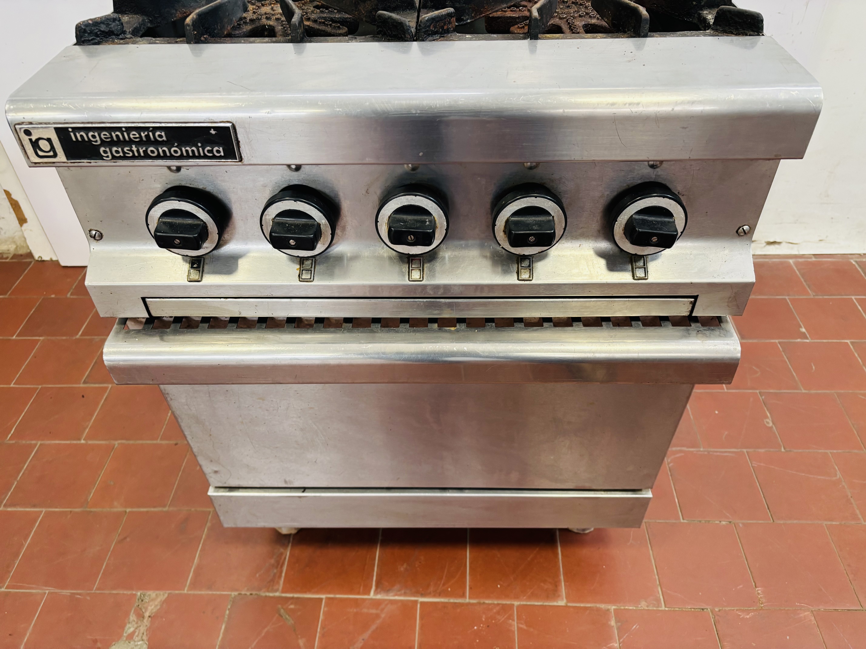 Lote #065 - Cocina industrial a gas, en Ac/Inox con 4 fuegos y horno ¨Ingeniería Gastronómica¨ - 66x80x83cm - Imagen 4