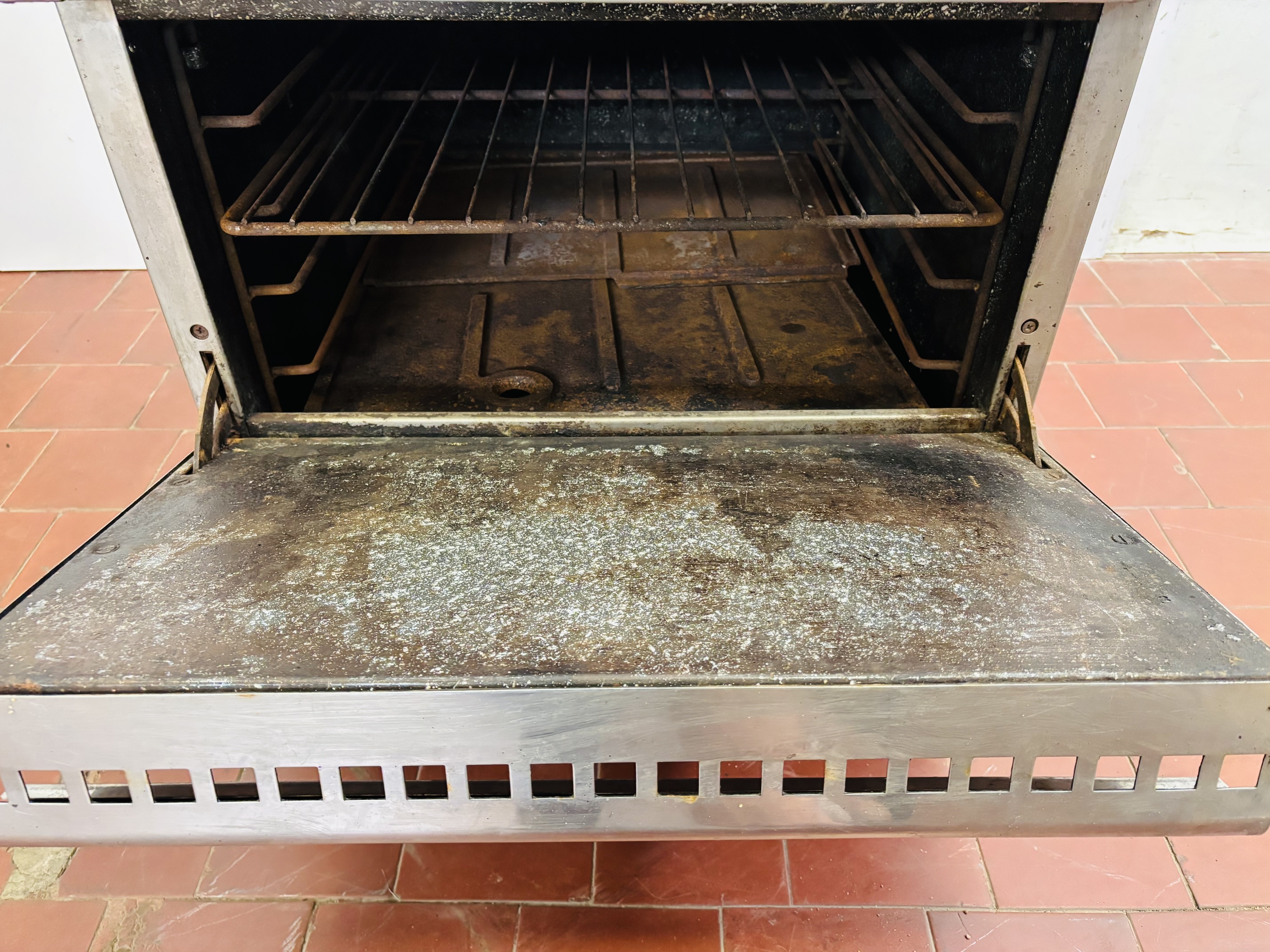 Lote #065 - Cocina industrial a gas, en Ac/Inox con 4 fuegos y horno ¨Ingeniería Gastronómica¨ - 66x80x83cm - Imagen 5