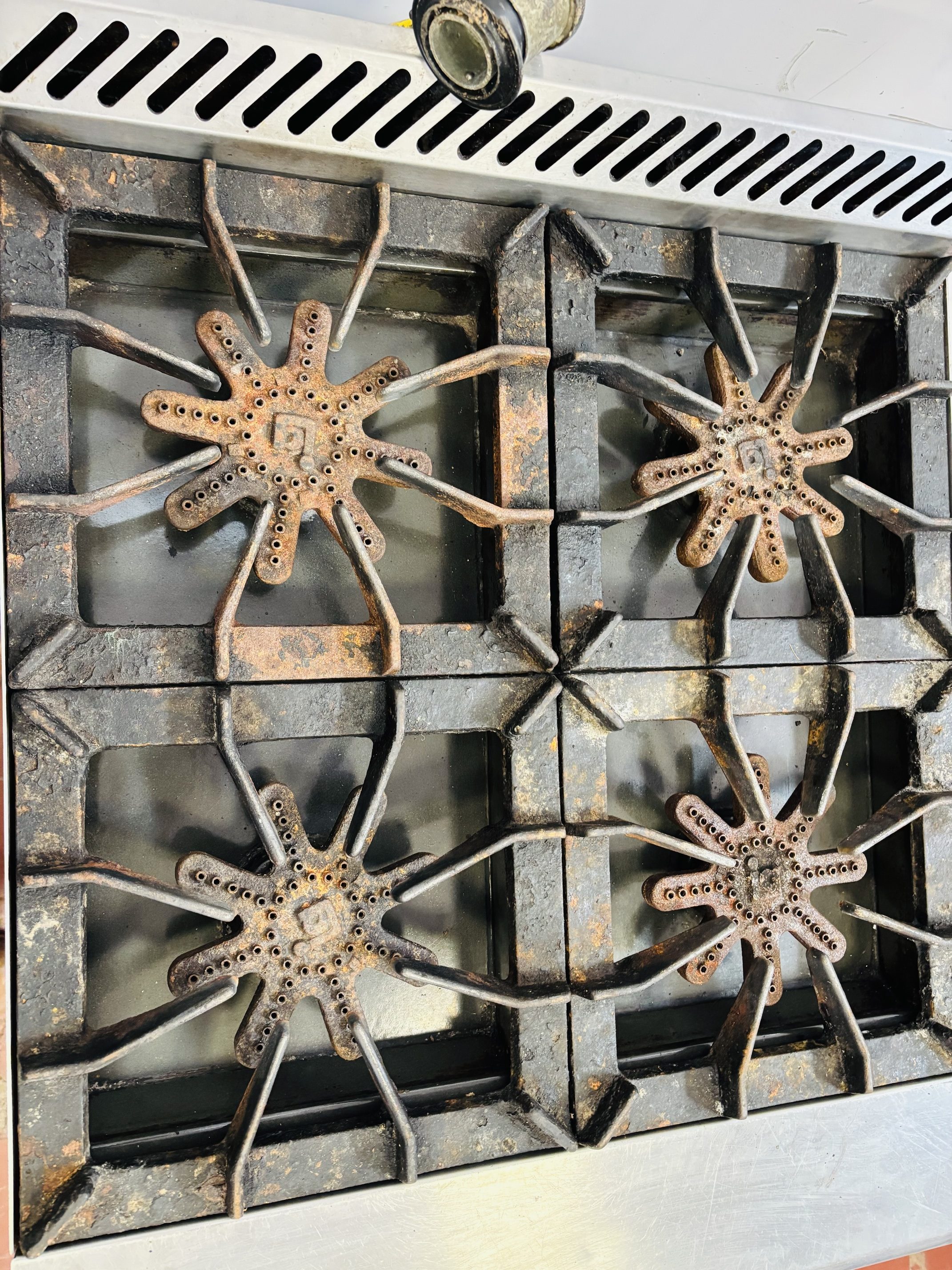 Lote #065 - Cocina industrial a gas, en Ac/Inox con 4 fuegos y horno ¨Ingeniería Gastronómica¨ - 66x80x83cm - Imagen 6
