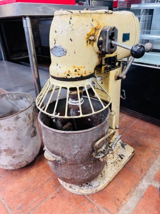 Lote #072 - Batidora industrial trifásica ¨SIAM¨ con globo, gancho y lira + 1 tacho extra (sin probar, detalles en el cable conector, se subasta a la vista)