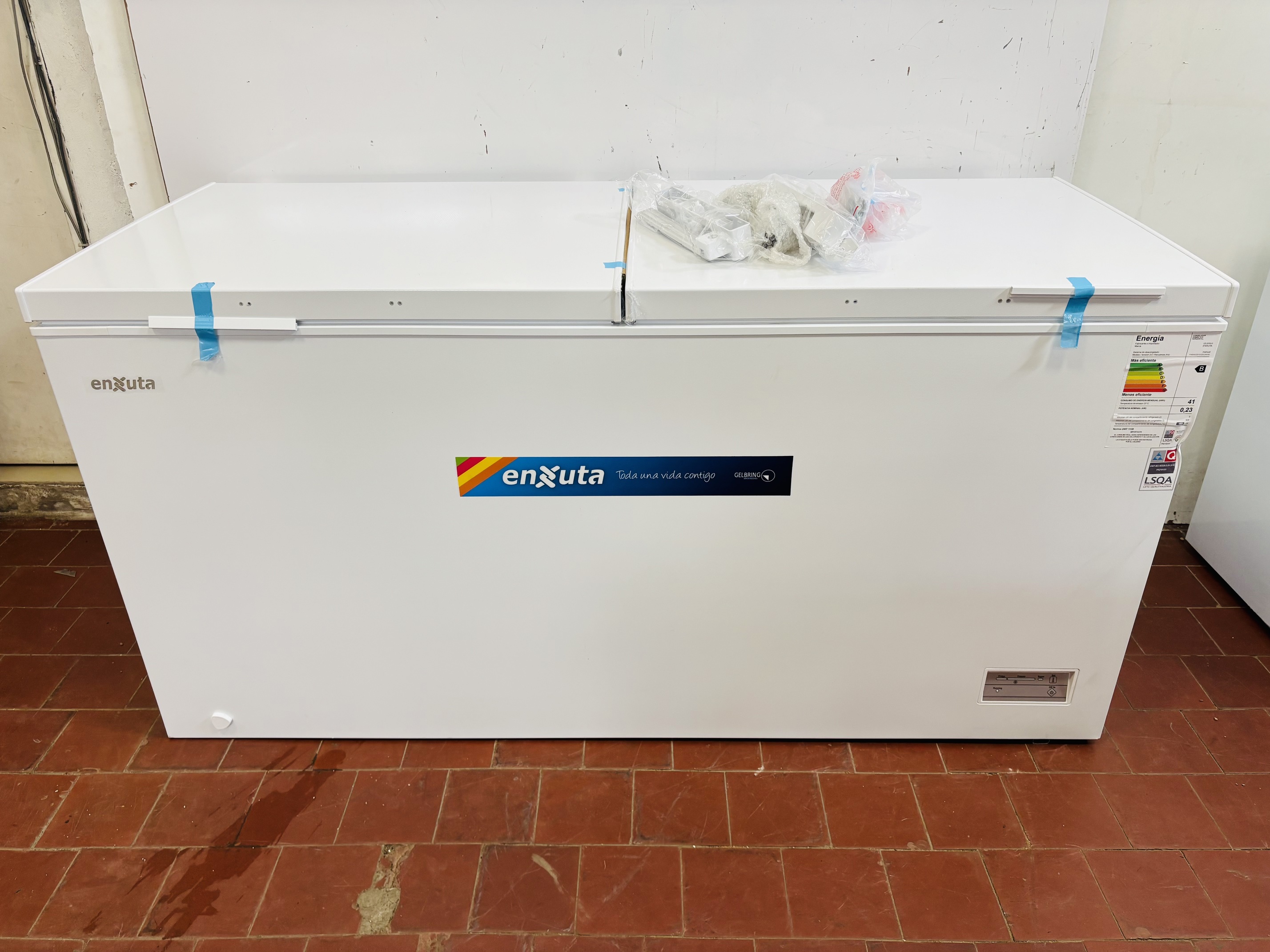 Lote #075 - Freezer horizontal doble puerta ¨ENXUTA¨ - 508 Lts - 164x66x83cm (sin uso, con detalle estético)