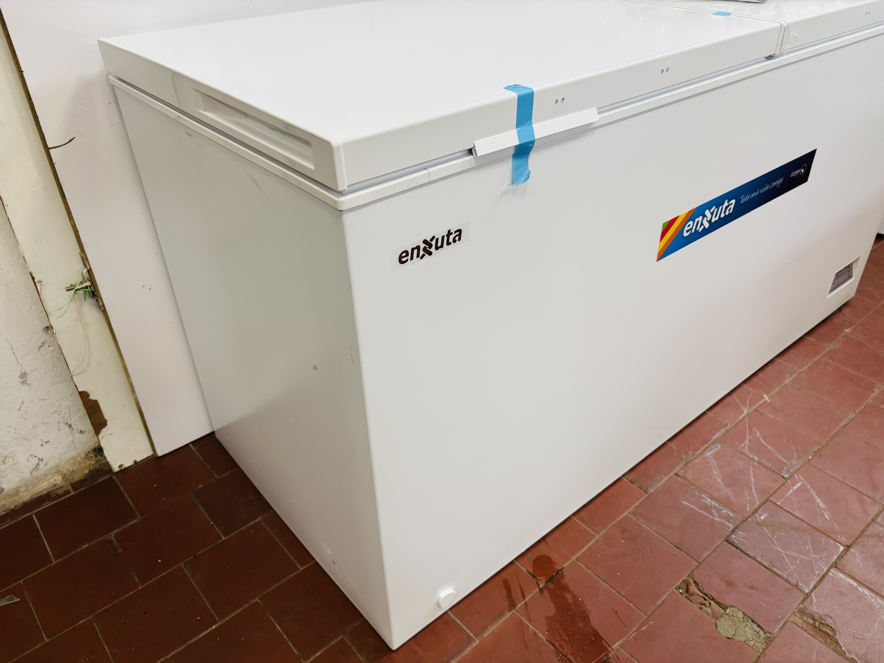 Lote #075 - Freezer horizontal doble puerta ¨ENXUTA¨ - 508 Lts - 164x66x83cm (sin uso, con detalle estético) - Imagen 4