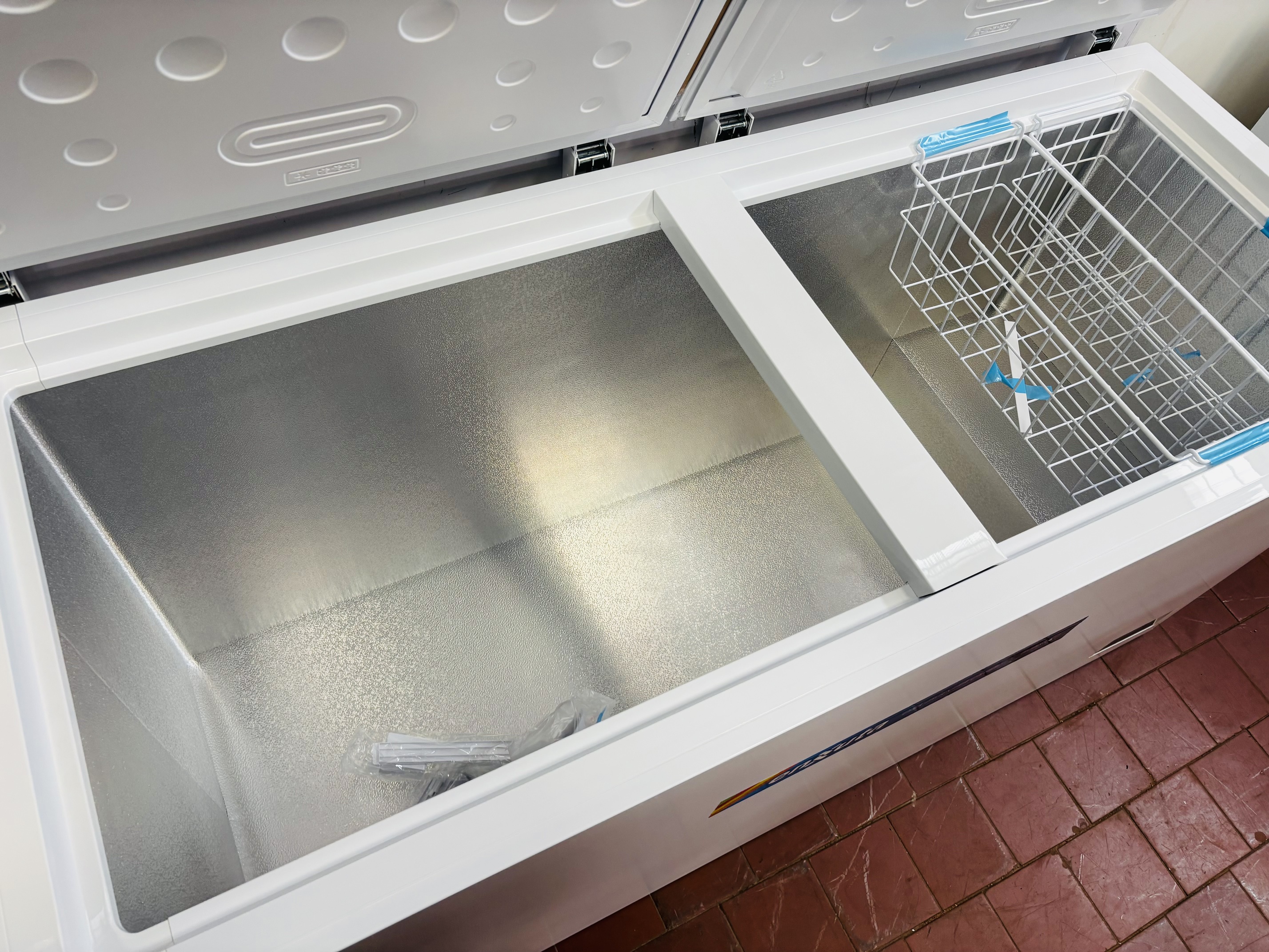 Lote #075 - Freezer horizontal doble puerta ¨ENXUTA¨ - 508 Lts - 164x66x83cm (sin uso, con detalle estético) - Imagen 6