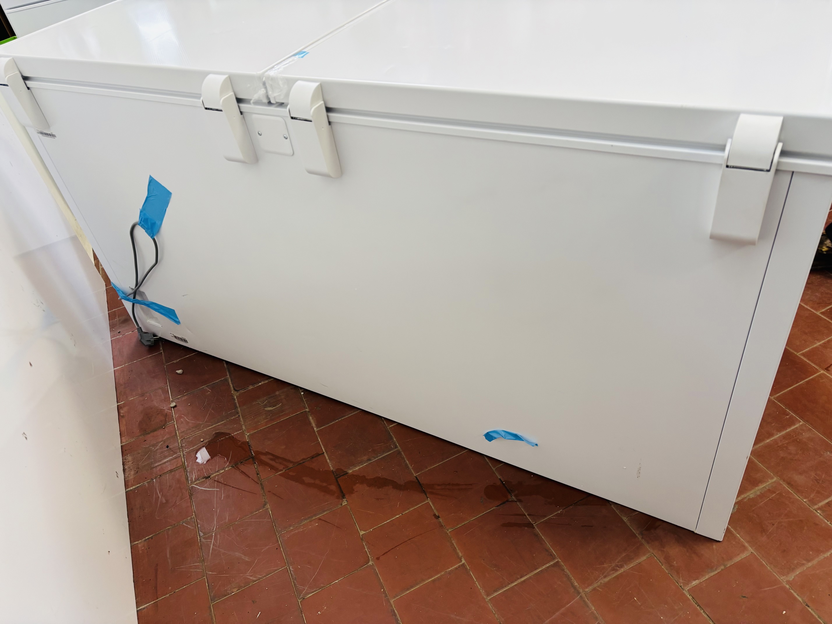 Lote #075 - Freezer horizontal doble puerta ¨ENXUTA¨ - 508 Lts - 164x66x83cm (sin uso, con detalle estético) - Imagen 7