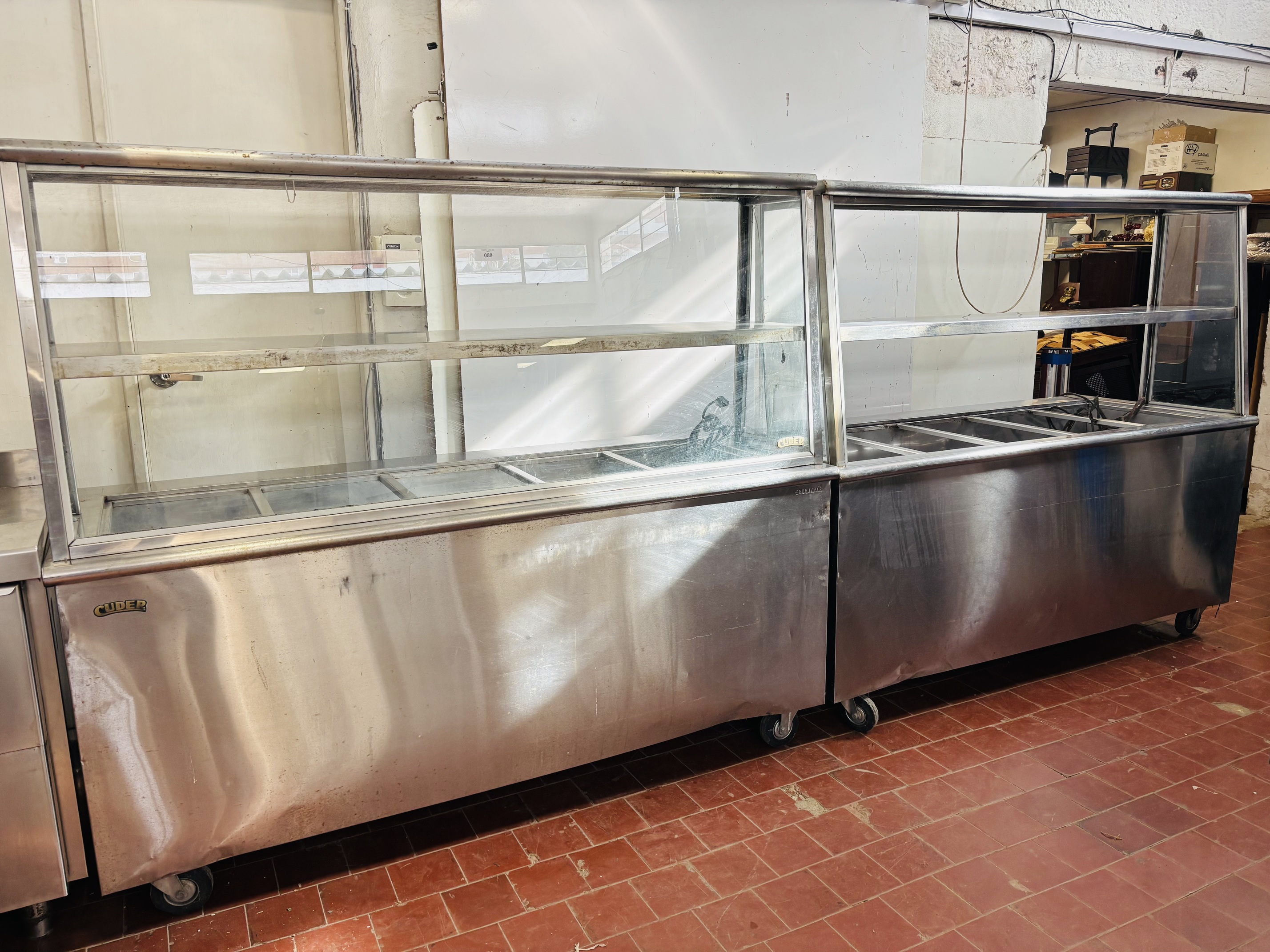 Lote #089 - Dos bufeteras de calientes rodantes en Ac/Inox ¨CUDER¨ (detalles estéticos a la vista, uno tiene 1 vidrio lateral roto, y el otro le falta el vidrio frontal) no tienen las cubas - 183x75x170cm
