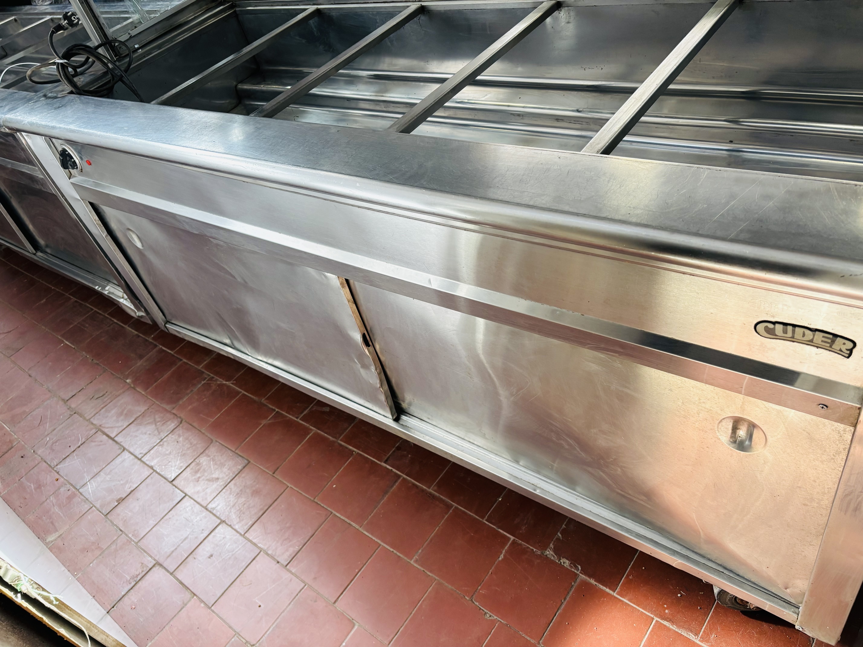 Lote #089 - Dos bufeteras de calientes rodantes en Ac/Inox ¨CUDER¨ (detalles estéticos a la vista, uno tiene 1 vidrio lateral roto, y el otro le falta el vidrio frontal) no tienen las cubas - 183x75x170cm - Imagen 4