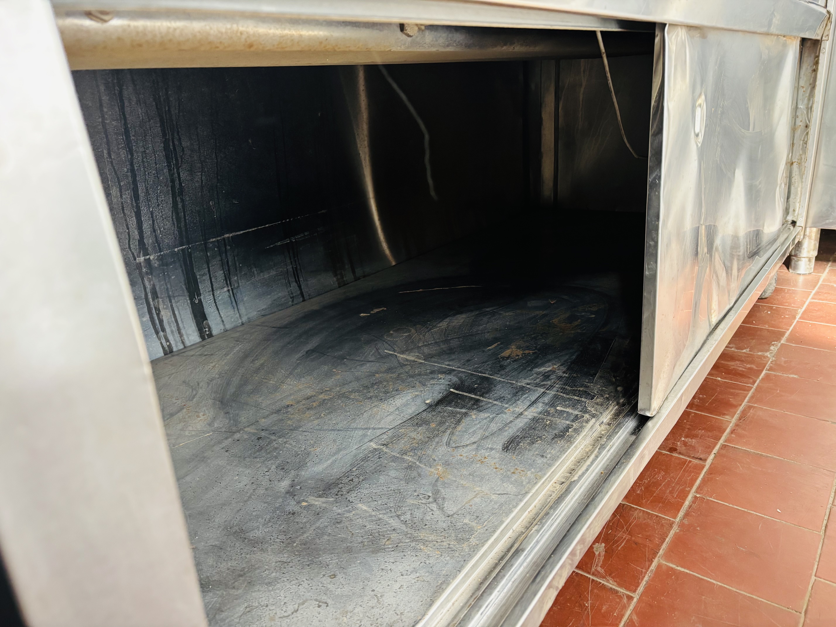 Lote #089 - Dos bufeteras de calientes rodantes en Ac/Inox ¨CUDER¨ (detalles estéticos a la vista, uno tiene 1 vidrio lateral roto, y el otro le falta el vidrio frontal) no tienen las cubas - 183x75x170cm - Imagen 5