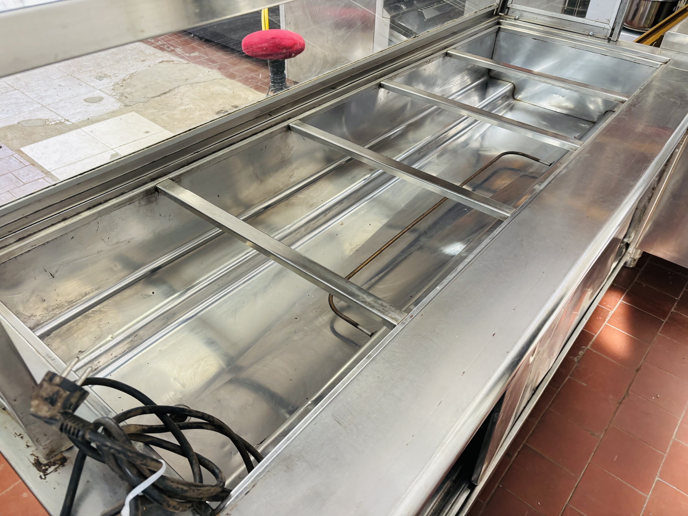 Lote #089 - Dos bufeteras de calientes rodantes en Ac/Inox ¨CUDER¨ (detalles estéticos a la vista, uno tiene 1 vidrio lateral roto, y el otro le falta el vidrio frontal) no tienen las cubas - 183x75x170cm - Imagen 6