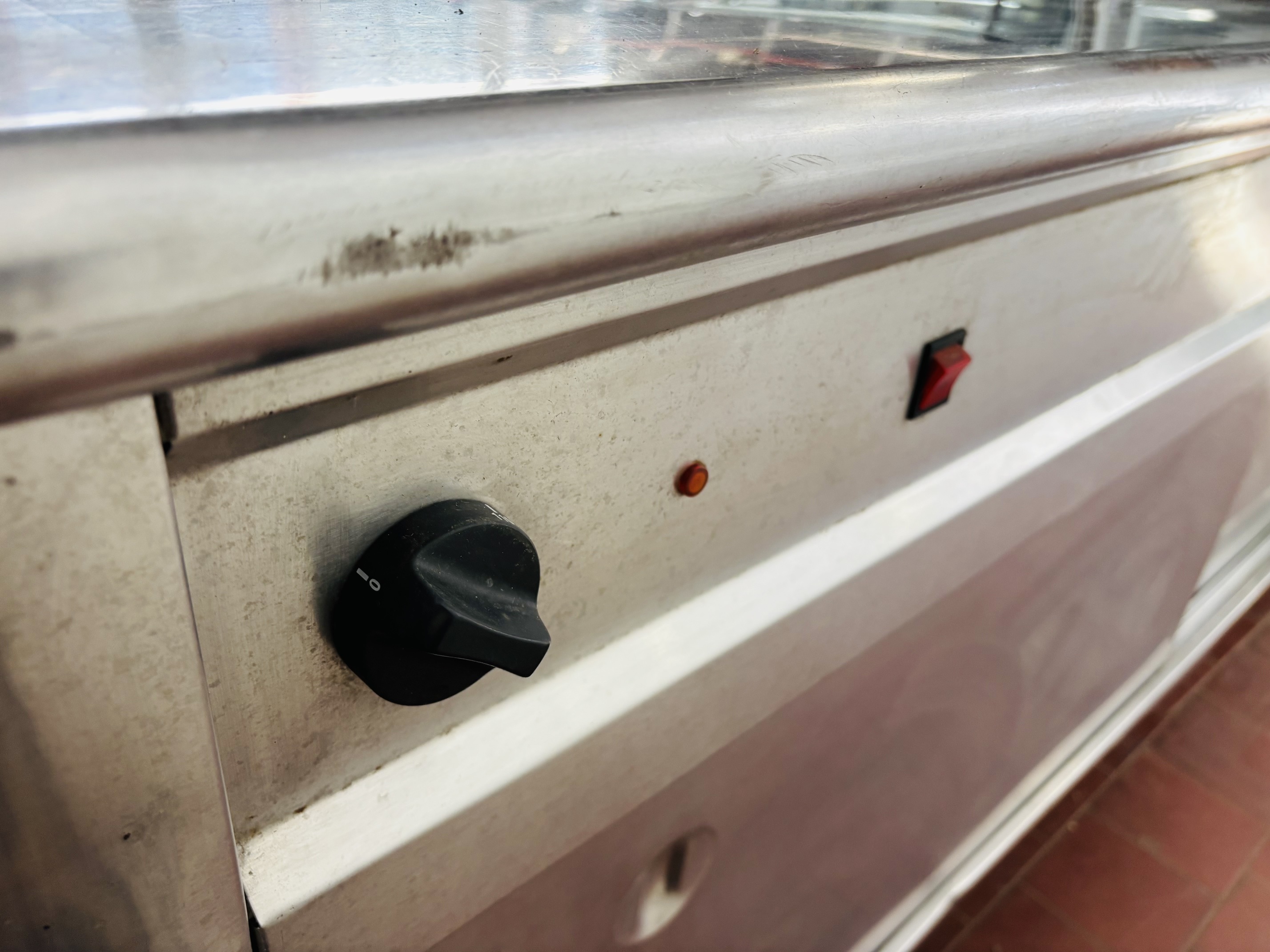 Lote #089 - Dos bufeteras de calientes rodantes en Ac/Inox ¨CUDER¨ (detalles estéticos a la vista, uno tiene 1 vidrio lateral roto, y el otro le falta el vidrio frontal) no tienen las cubas - 183x75x170cm - Imagen 7