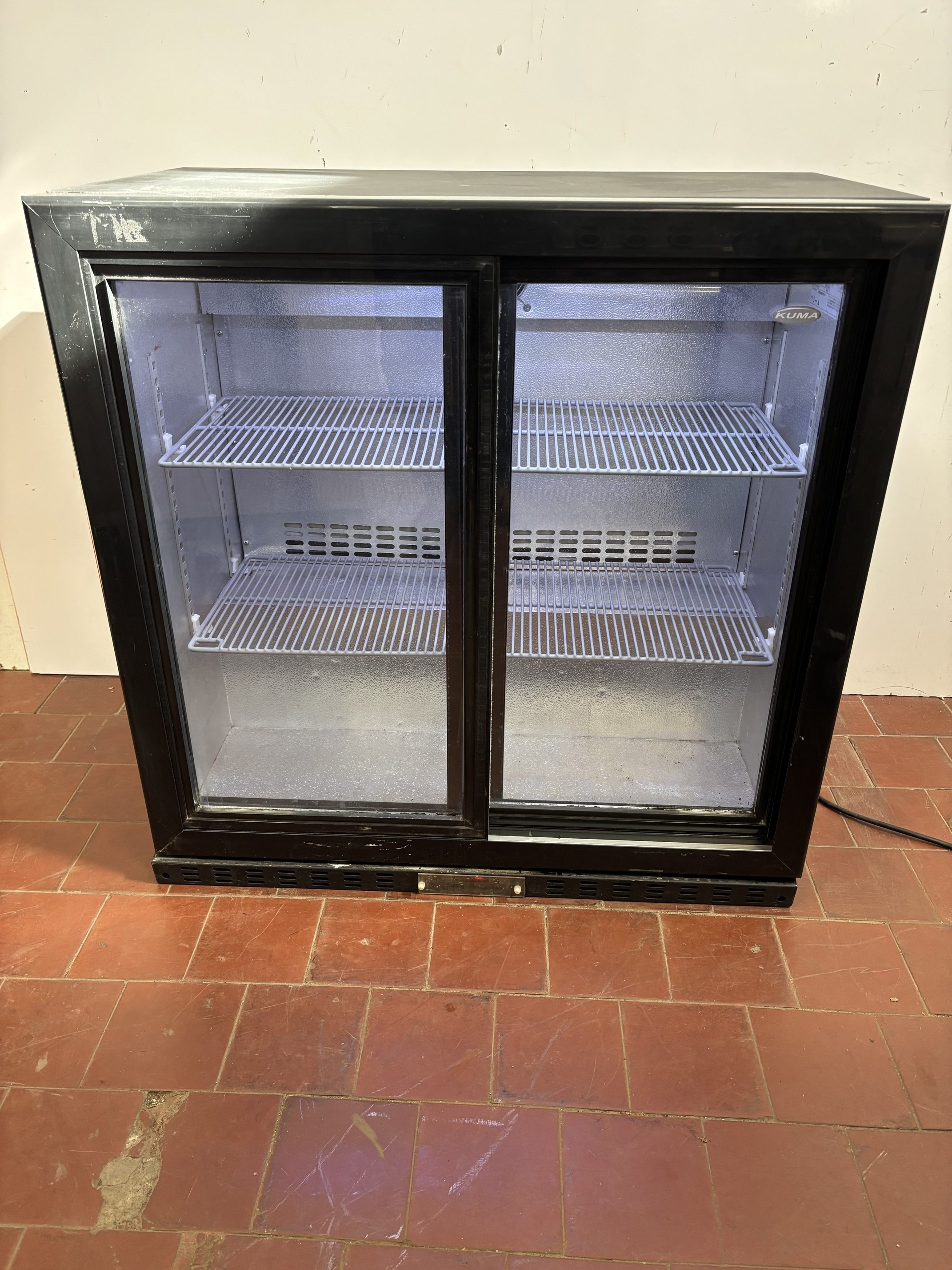 Lote #090 - Vitrina refrigerada exhibidora con 2 puertas corredizas ¨KUMA¨ 208Lts - 90x51x90cm
