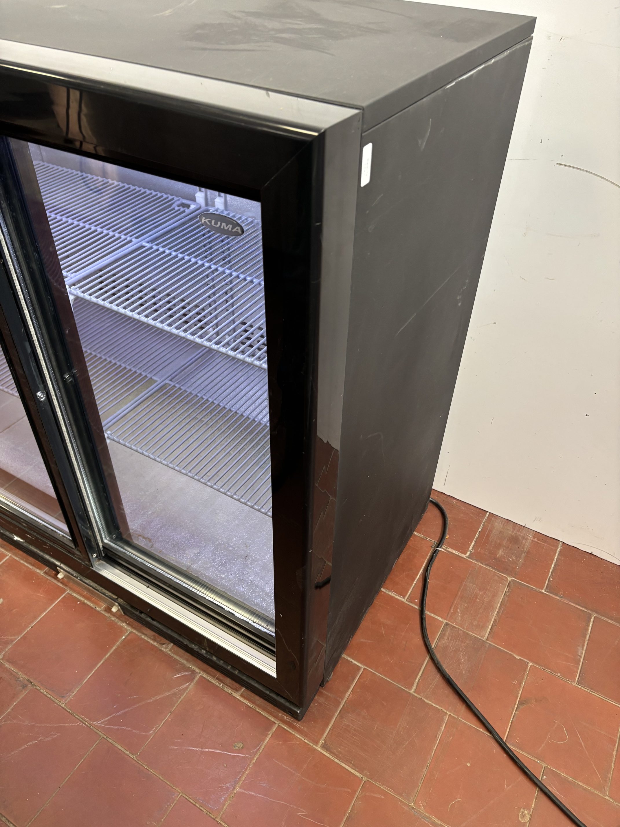 Lote #090 - Vitrina refrigerada exhibidora con 2 puertas corredizas ¨KUMA¨ 208Lts - 90x51x90cm - Imagen 2