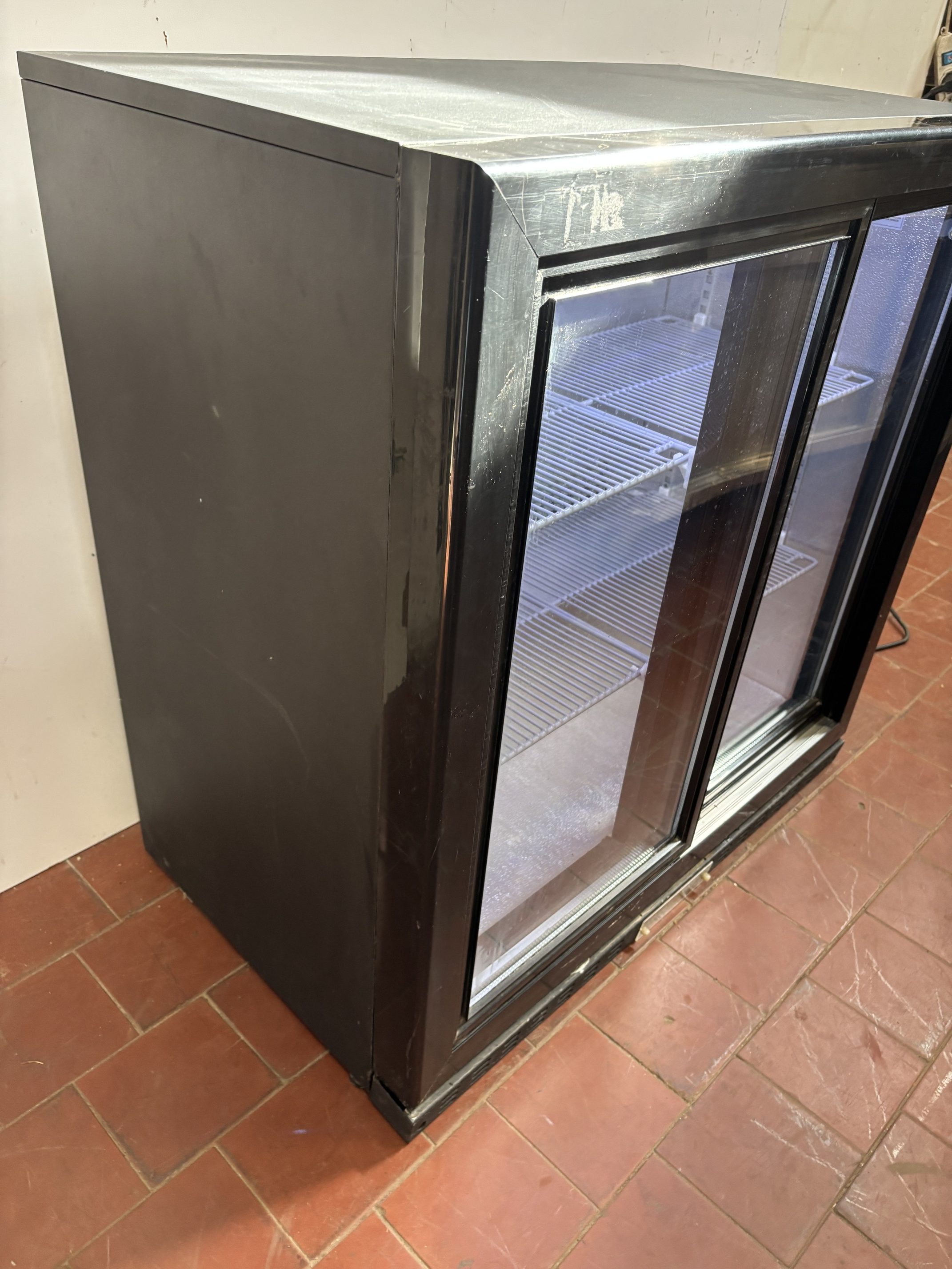Lote #090 - Vitrina refrigerada exhibidora con 2 puertas corredizas ¨KUMA¨ 208Lts - 90x51x90cm - Imagen 3