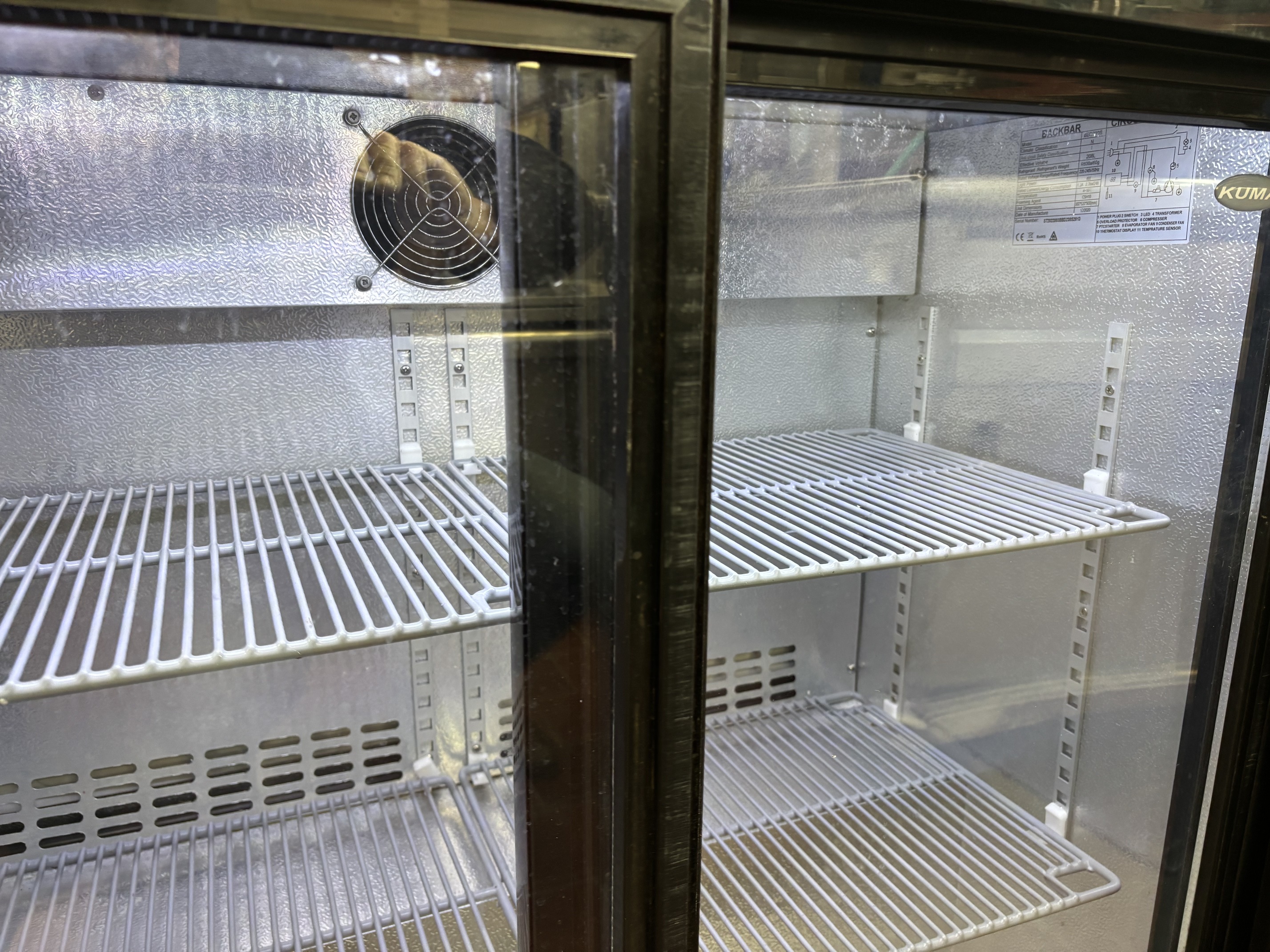 Lote #090 - Vitrina refrigerada exhibidora con 2 puertas corredizas ¨KUMA¨ 208Lts - 90x51x90cm - Imagen 4