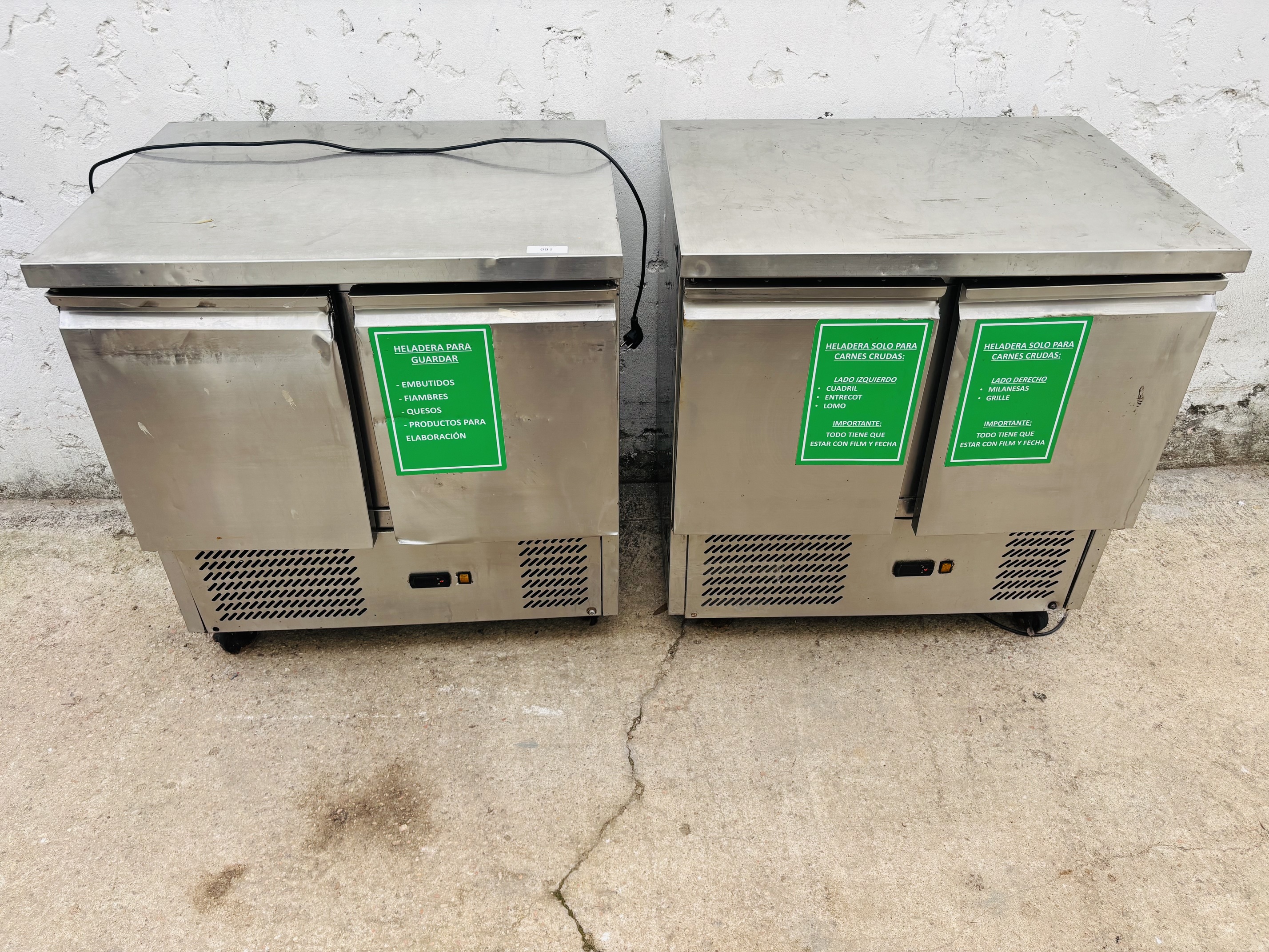 Lote #091 - Dos bajo mostrador en Ac/Inox PARA SERVICE, con equipo - 90x70x97cm c/u tienen ruedas